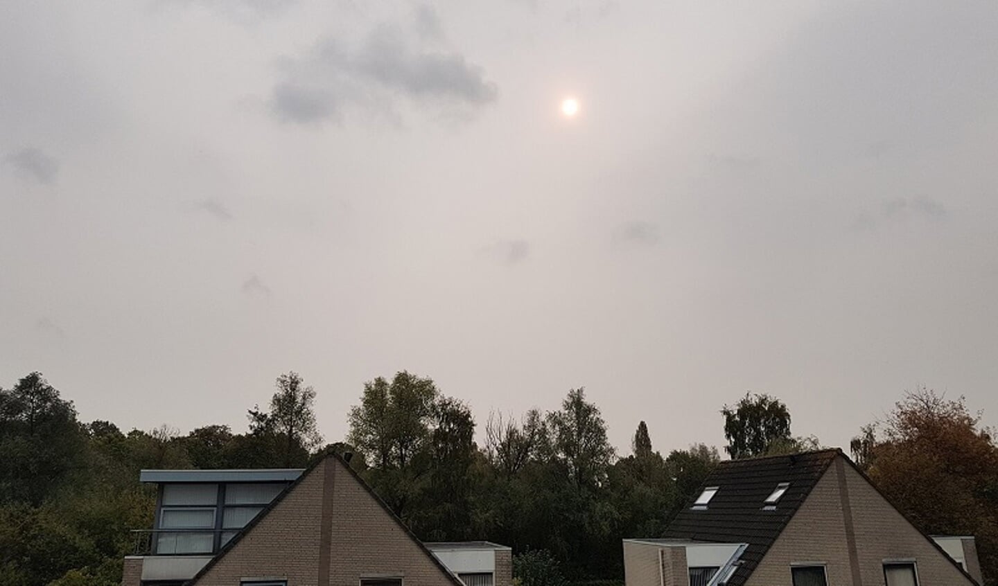Oranje zon overdag boven Breda