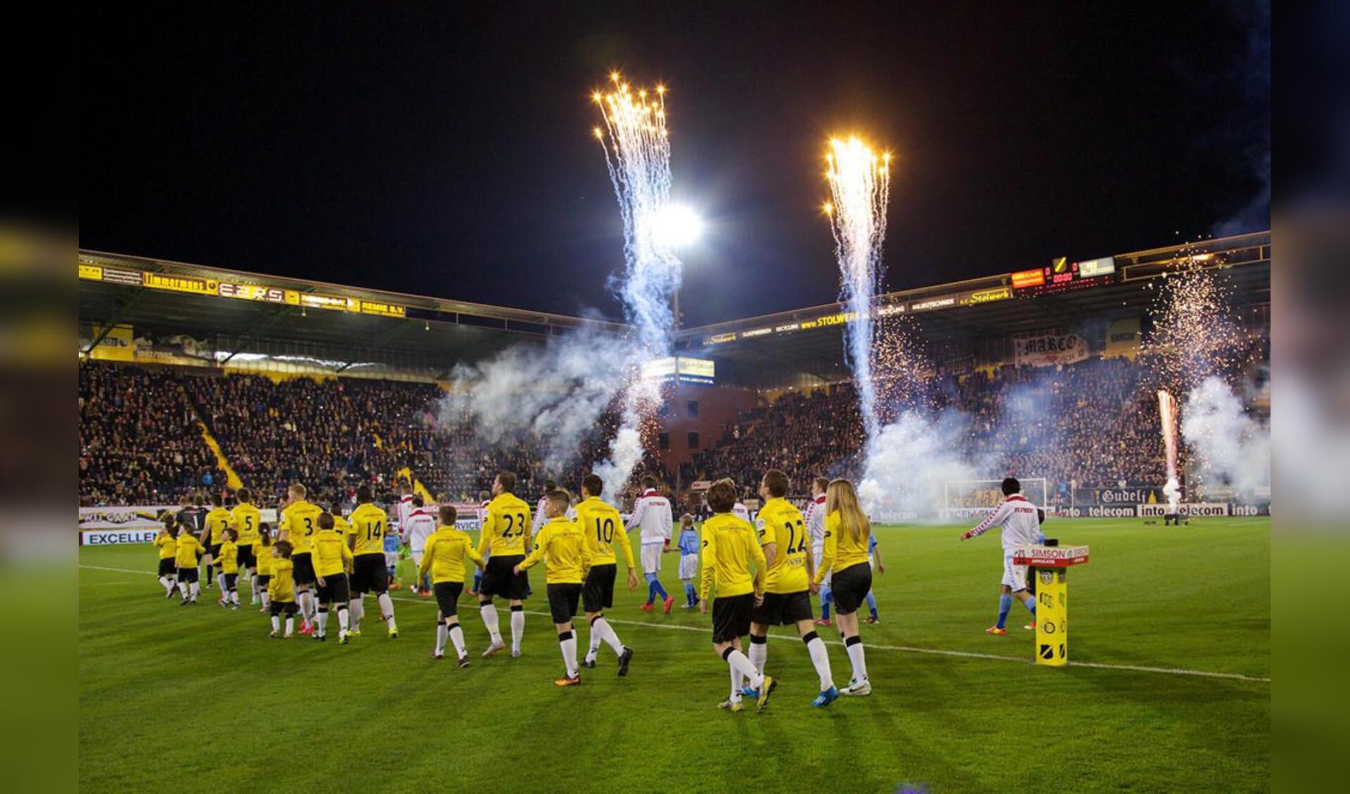 Vuurwerk aan het begin en aan het eind: NAC-FC Utrecht werd 2-2. foto Peter Visser