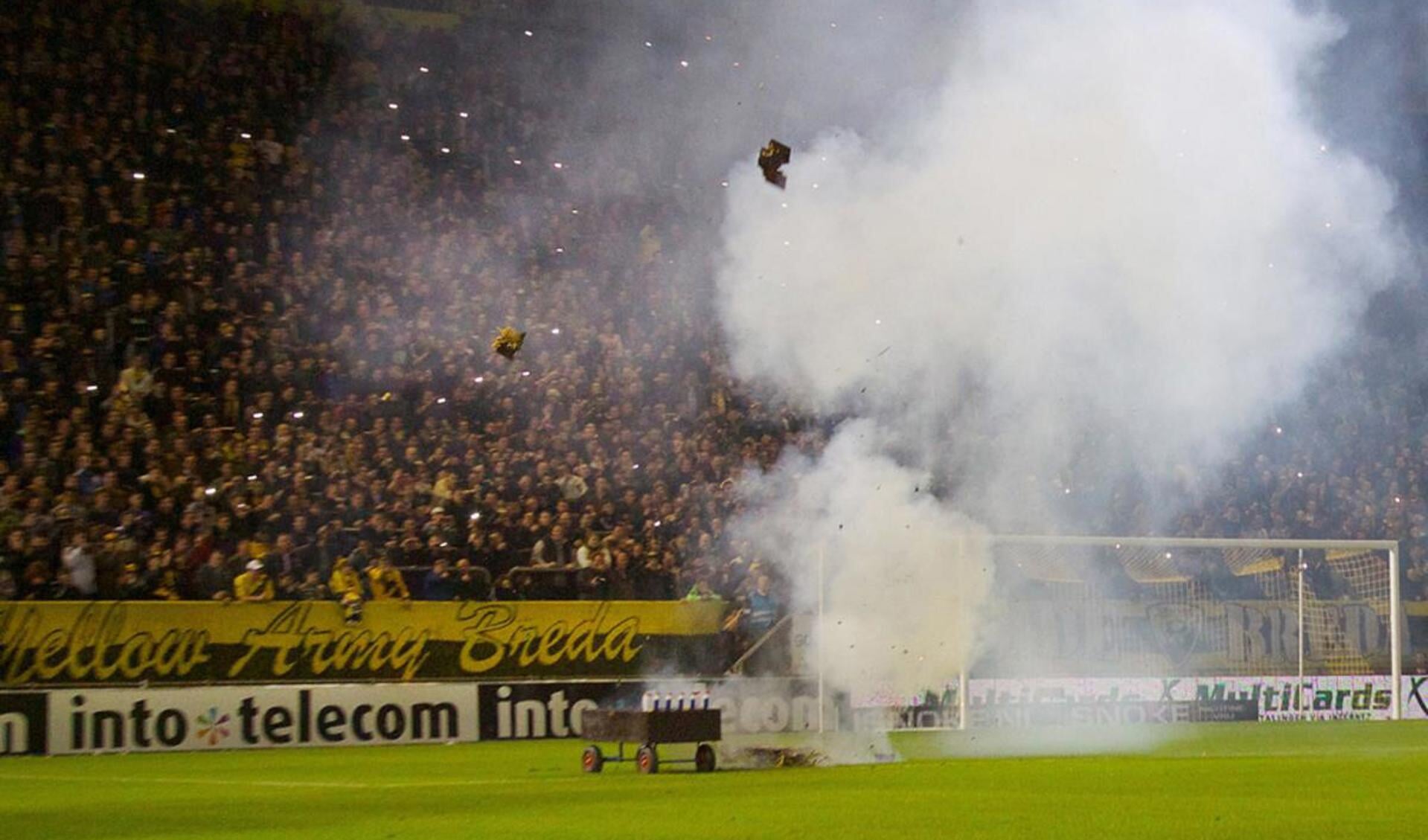 Vuurwerk aan het begin en aan het eind: NAC-FC Utrecht werd 2-2. foto Peter Visser