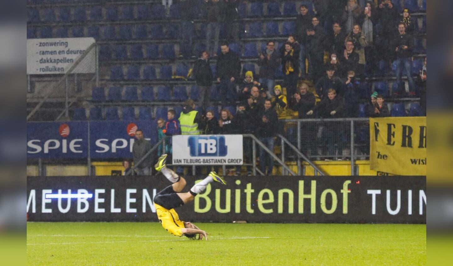 NAC wint in de laatste tel met 1-0 van Helmond Sport door een goal van Kenny van der Weg.