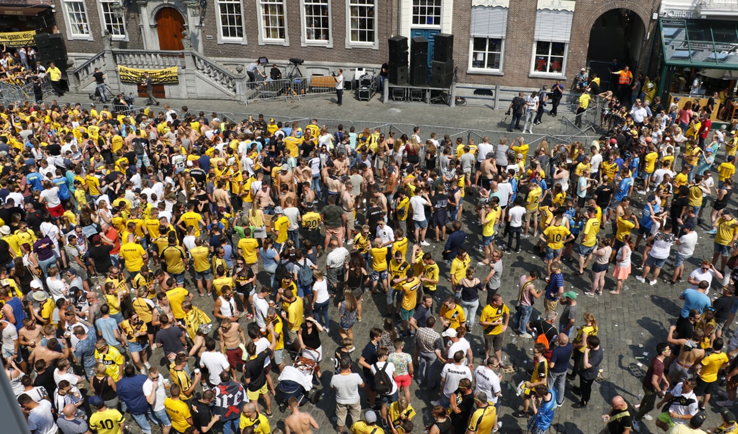Grote Markt is maandagmiddag geel-zwart: NAC viert de promotie.