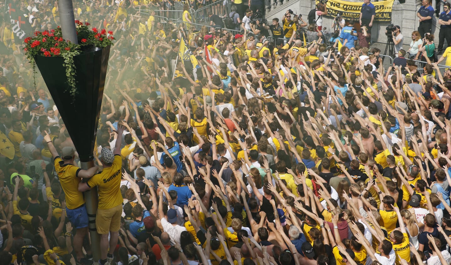 Een geelzwarte massa op de Grote Markt bij de huldiging van NAC op maandag 29 mei 2017.
