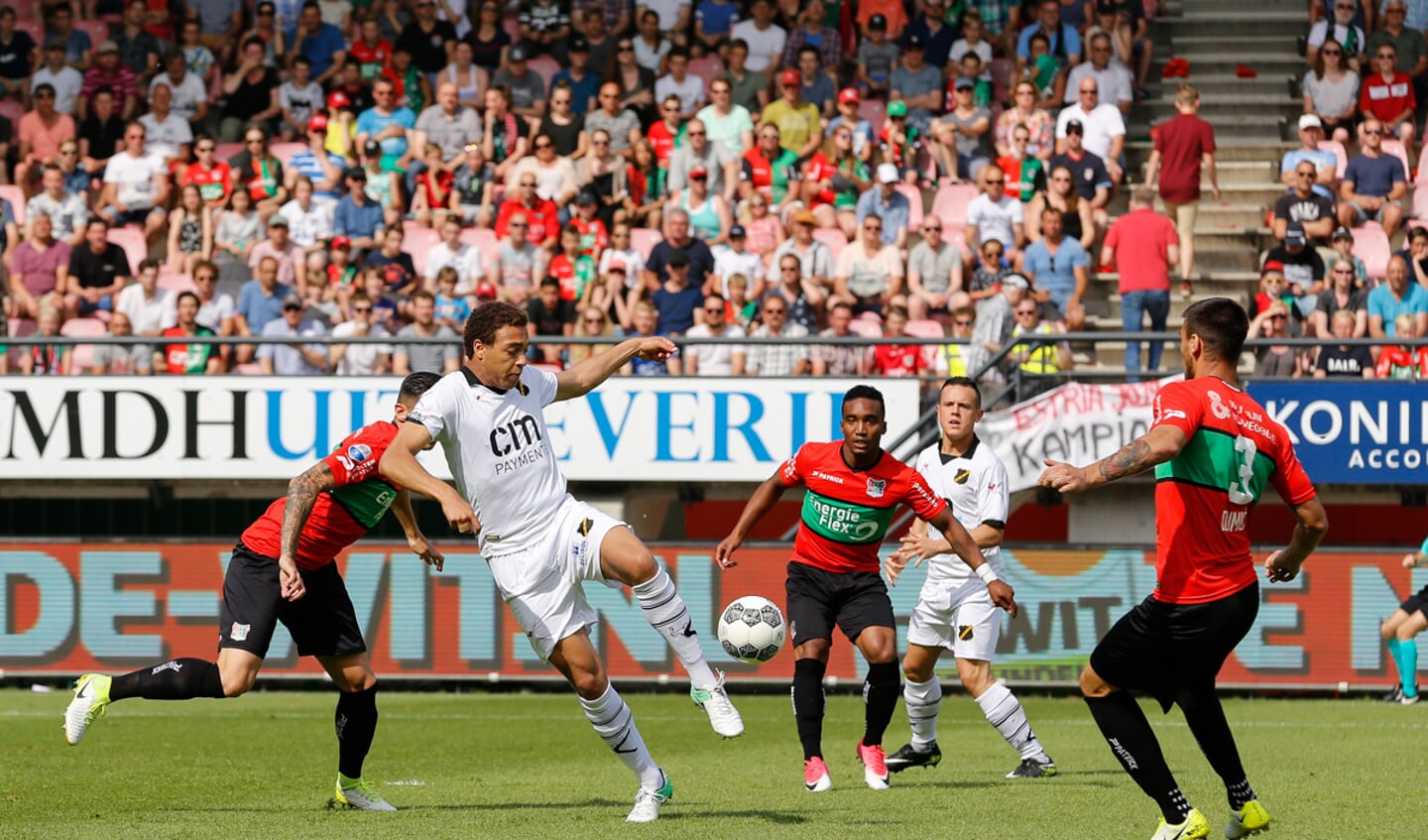 NAC overloopt NEC in Nijmegen. Na de 1-4winst is de eredivisie zeker.