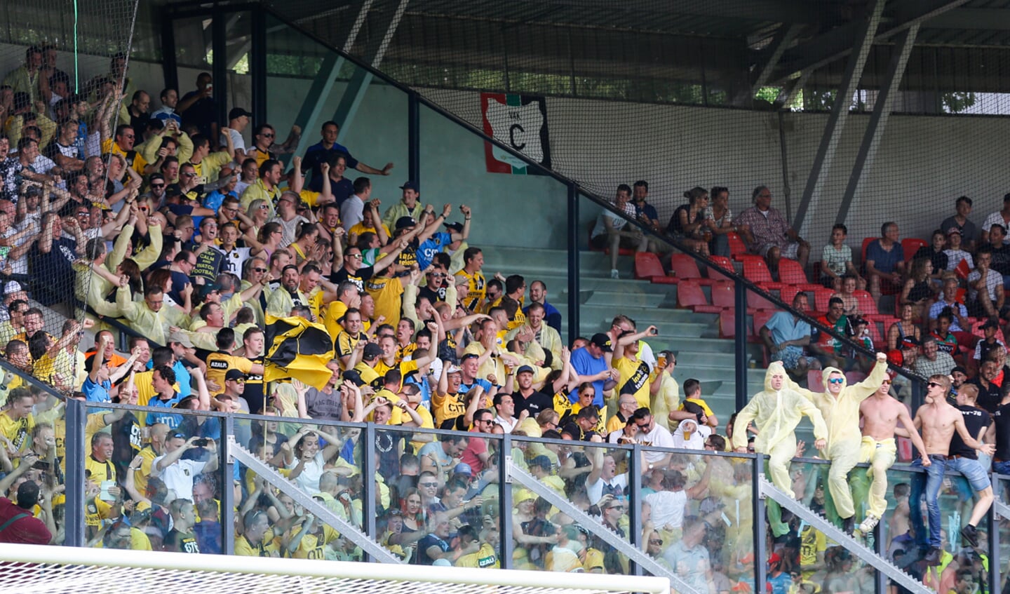 NAC overloopt NEC in Nijmegen. Na de 1-4winst is de eredivisie zeker.