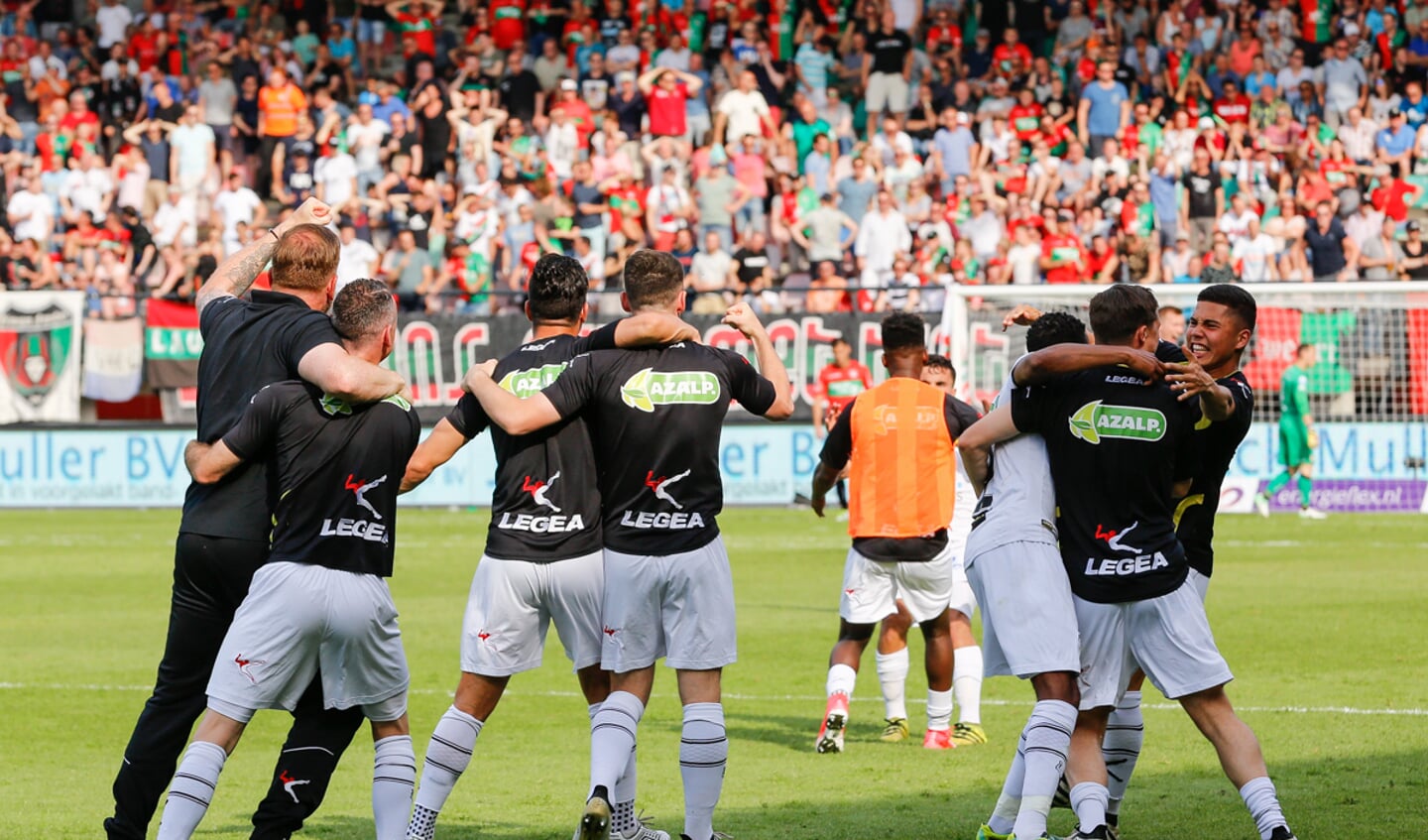 NAC overloopt NEC in Nijmegen. Na de 1-4winst is de eredivisie zeker.