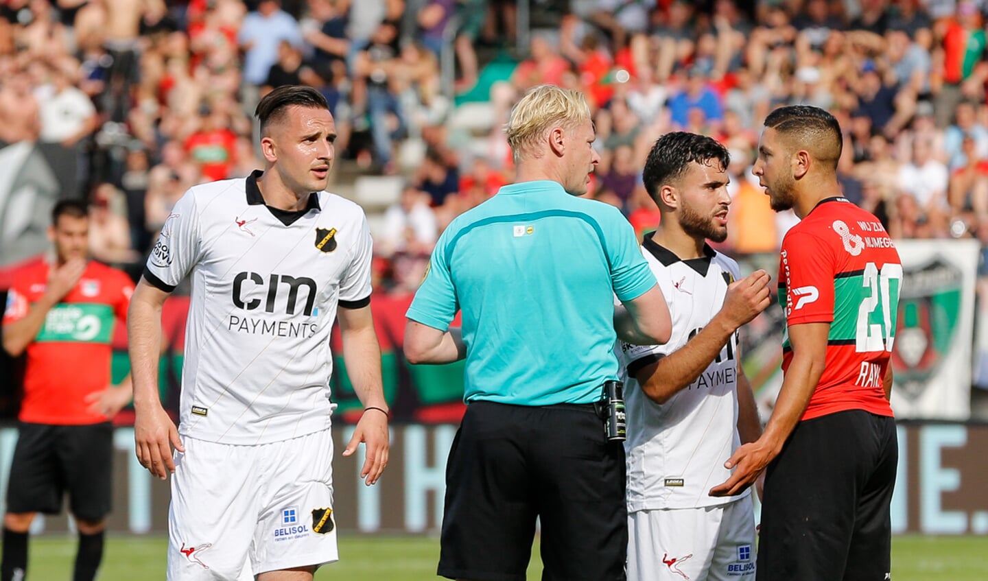 NAC overloopt NEC in Nijmegen. Na de 1-4winst is de eredivisie zeker.