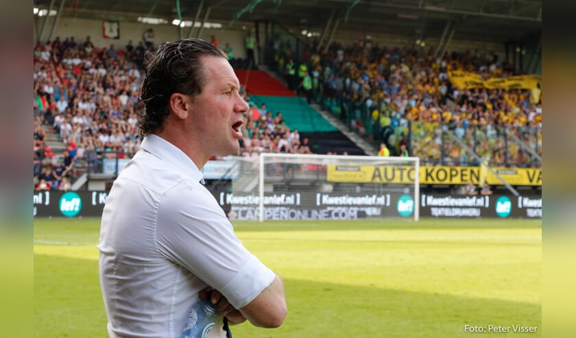 Trainer Stijn Vreven. NAC overloopt NEC in Nijmegen. Na de 1-4winst is de eredivisie zeker.  