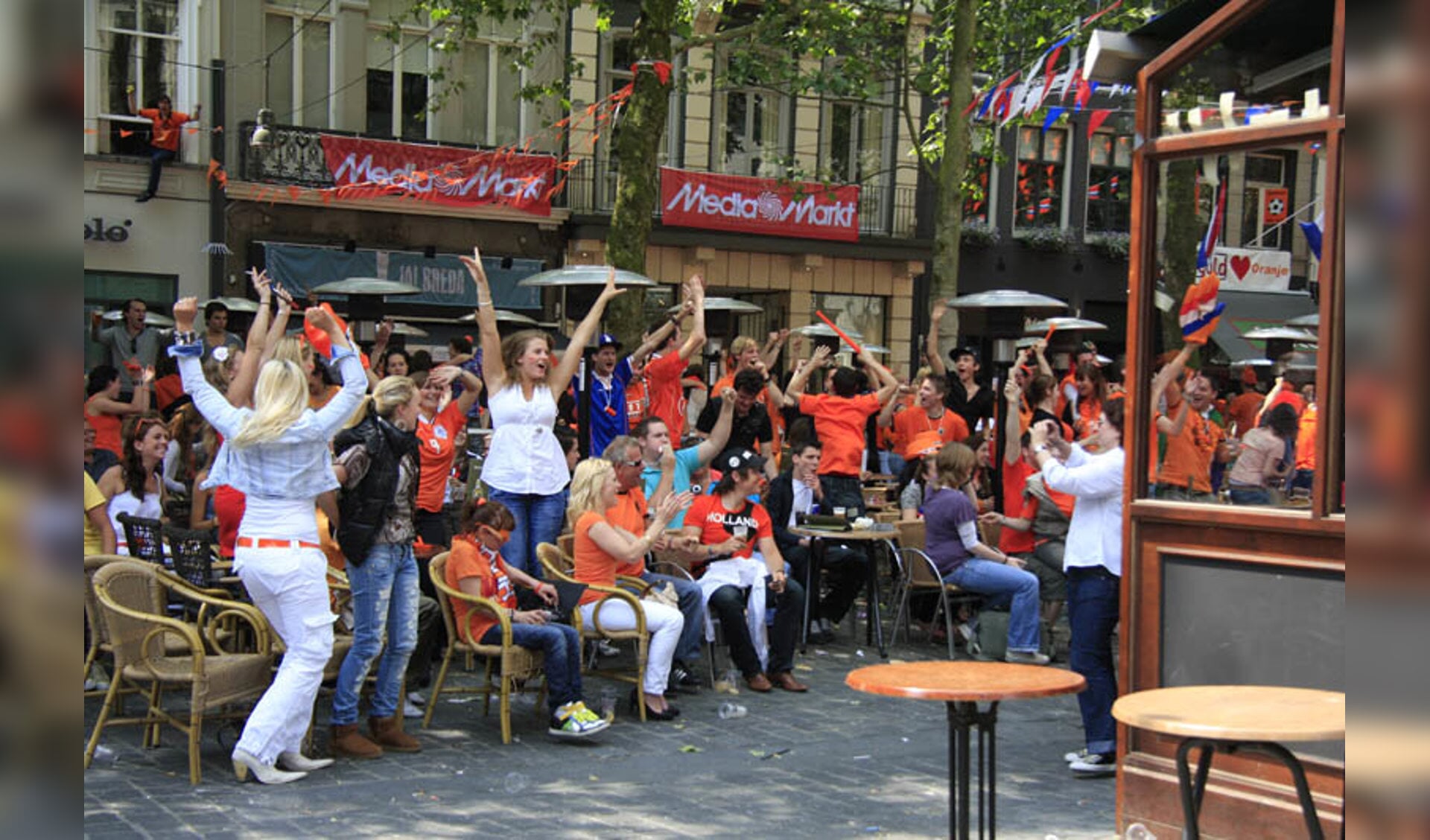 Gezellige WK-chaos op Bredase terrassen. foto Erik Eggens