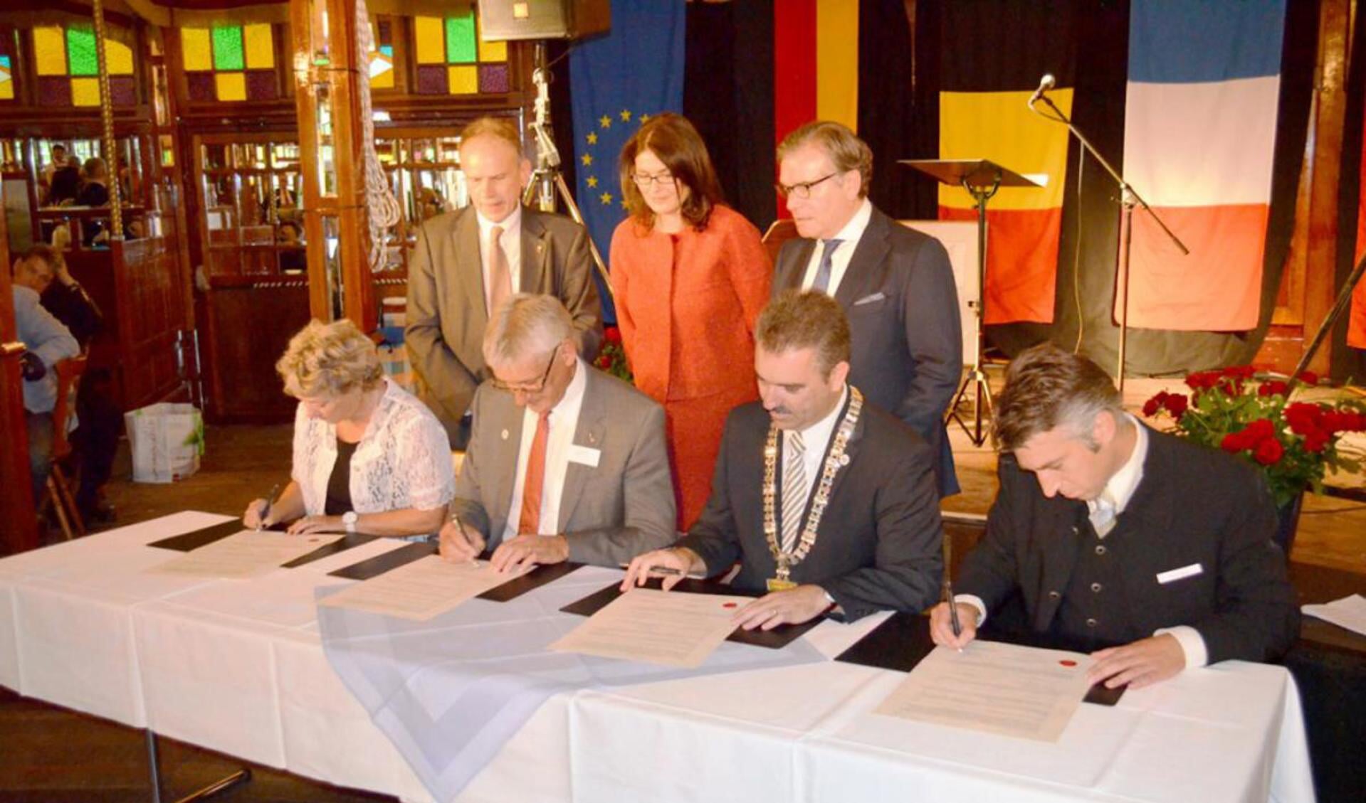 Onder meer wethouder Selcuk Akinci ondertekende de vernieuwde verbintenis tussen de Oranjesteden. foto J. Hendriks