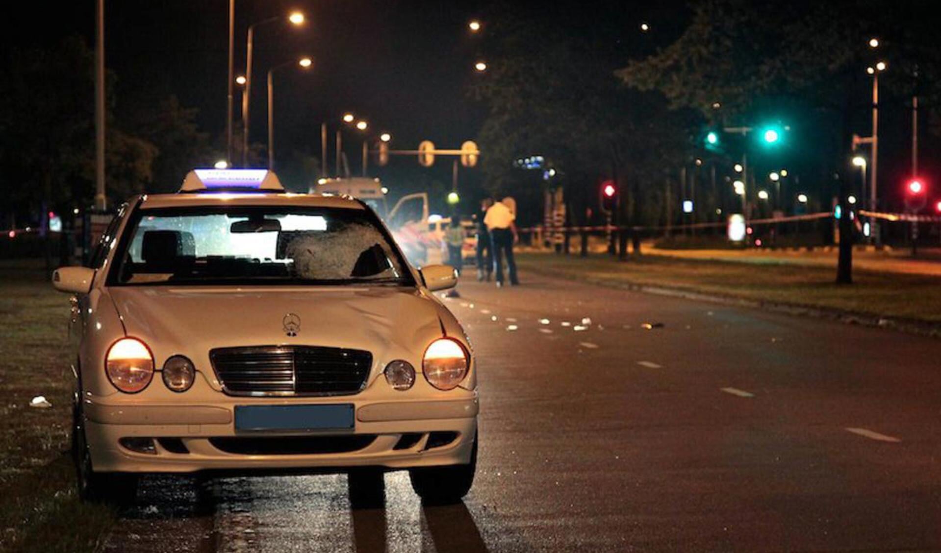 Een taxi reed net na middernacht een voetganger aan op de Claudius Prinsenlaan. foto Peter Visser