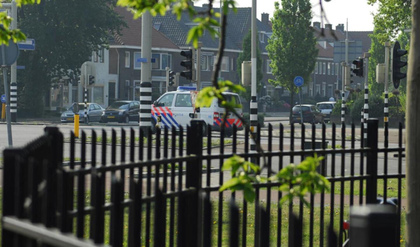 Stille getuigen na het ongeval op Paaszondag bij de kruising Crogtdijk-Terheijdenseweg. foto Wijnand Nijs