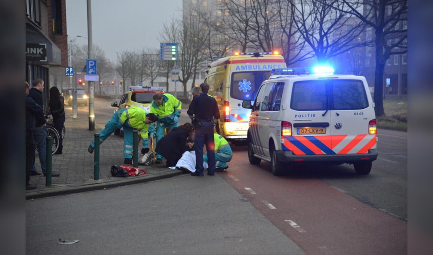 Een fietsster raakte gewond bij een ongeval op de Tramsingel ter hoogte van de Gieterijstraat. foto Perry Roovers/SQ Vision
