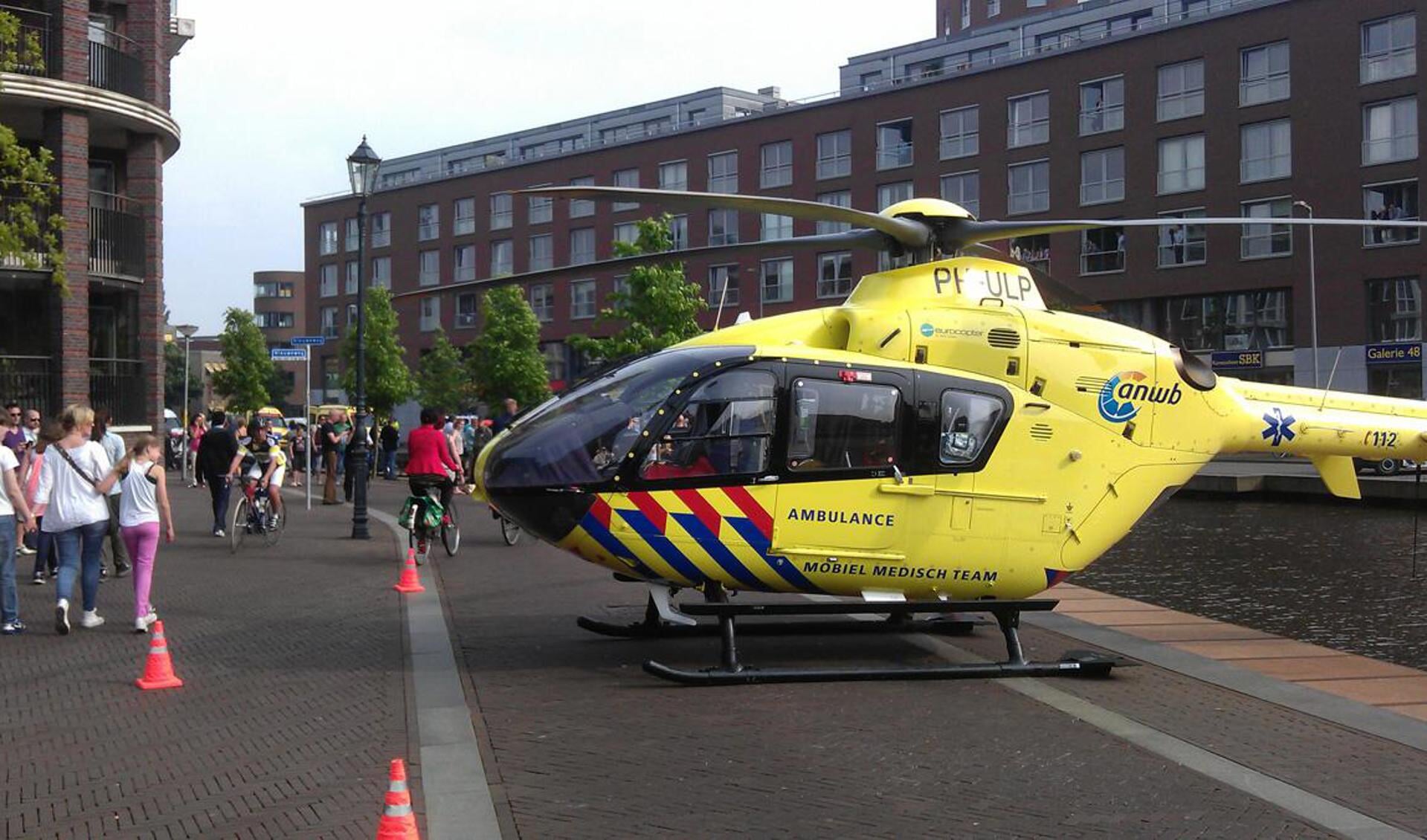 De traumahelikopter landde op de Nieuweweg vanwege het ongeval op de Markendaalseweg.