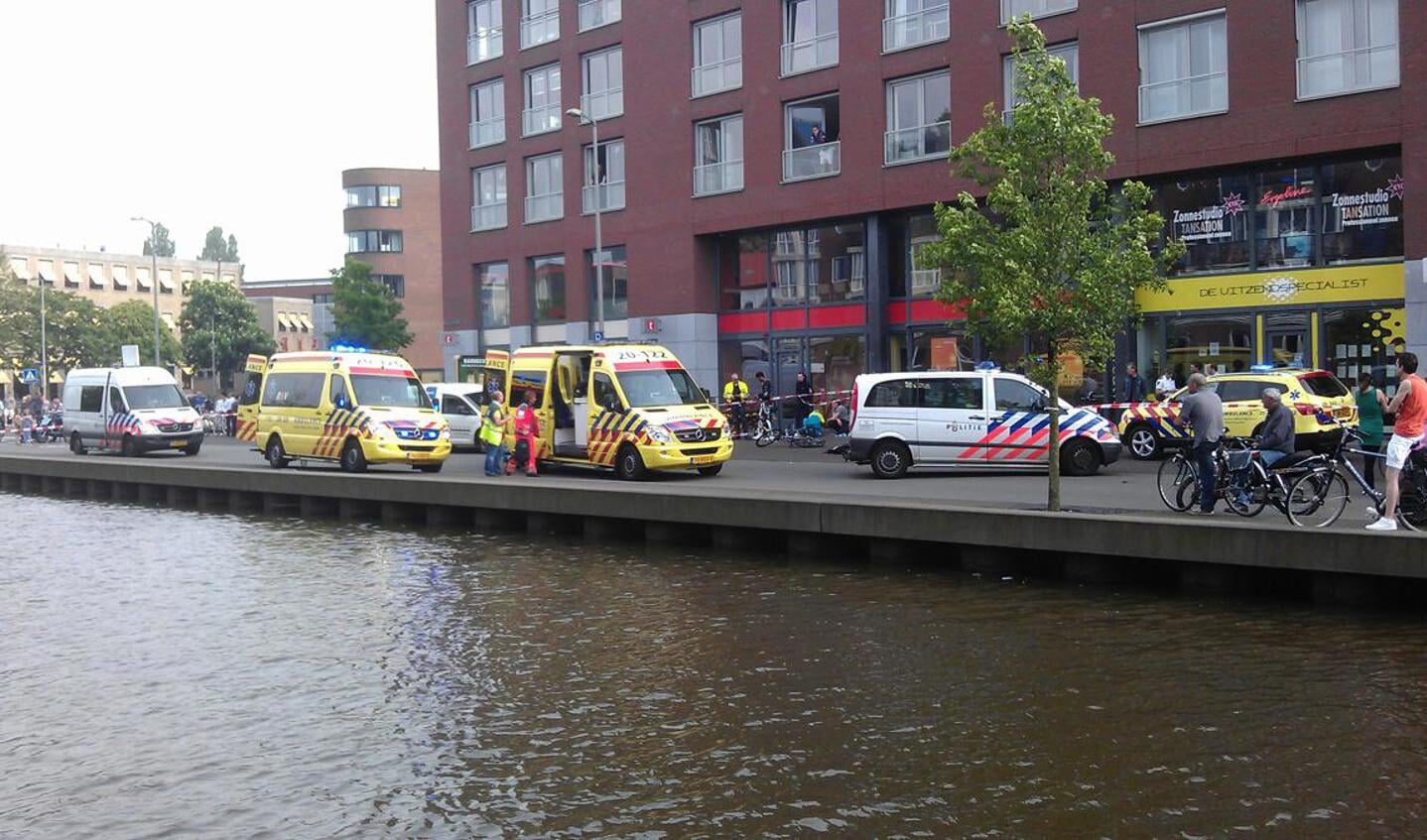 De traumahelikopter landde op de Nieuweweg vanwege het ongeval op de Markendaalseweg. foto Bouke Tuit
