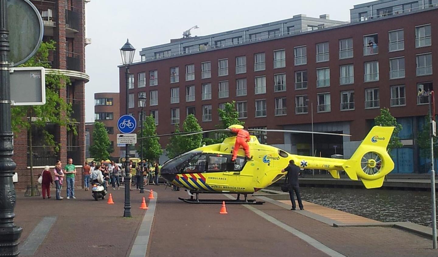 De traumahelikopter landde op de Nieuweweg vanwege het ongeval op de Markendaalseweg.foto Wim Geurts