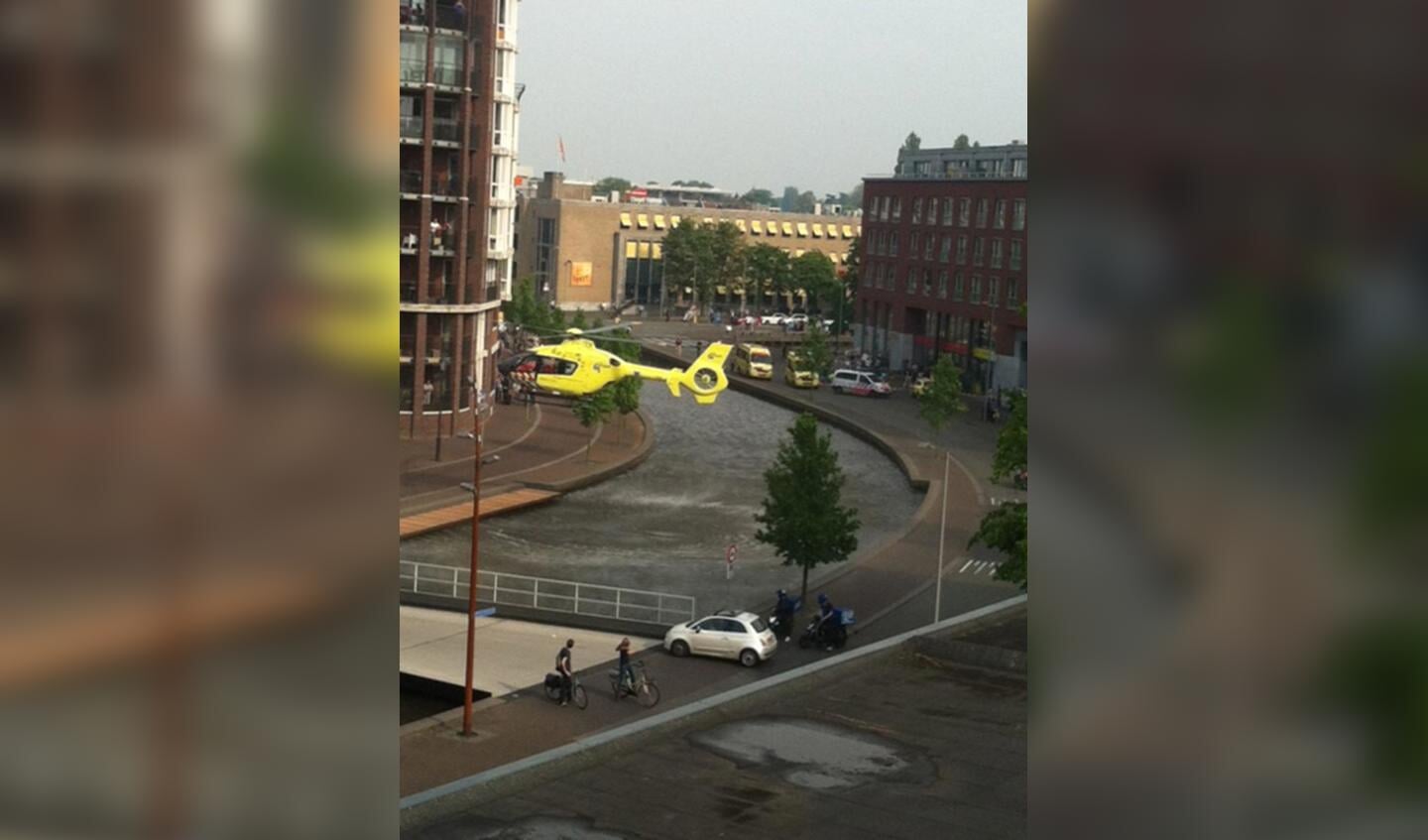 De traumahelikopter landde op de Nieuweweg vanwege het ongeval op de Markendaalseweg. foto Denise Neggers