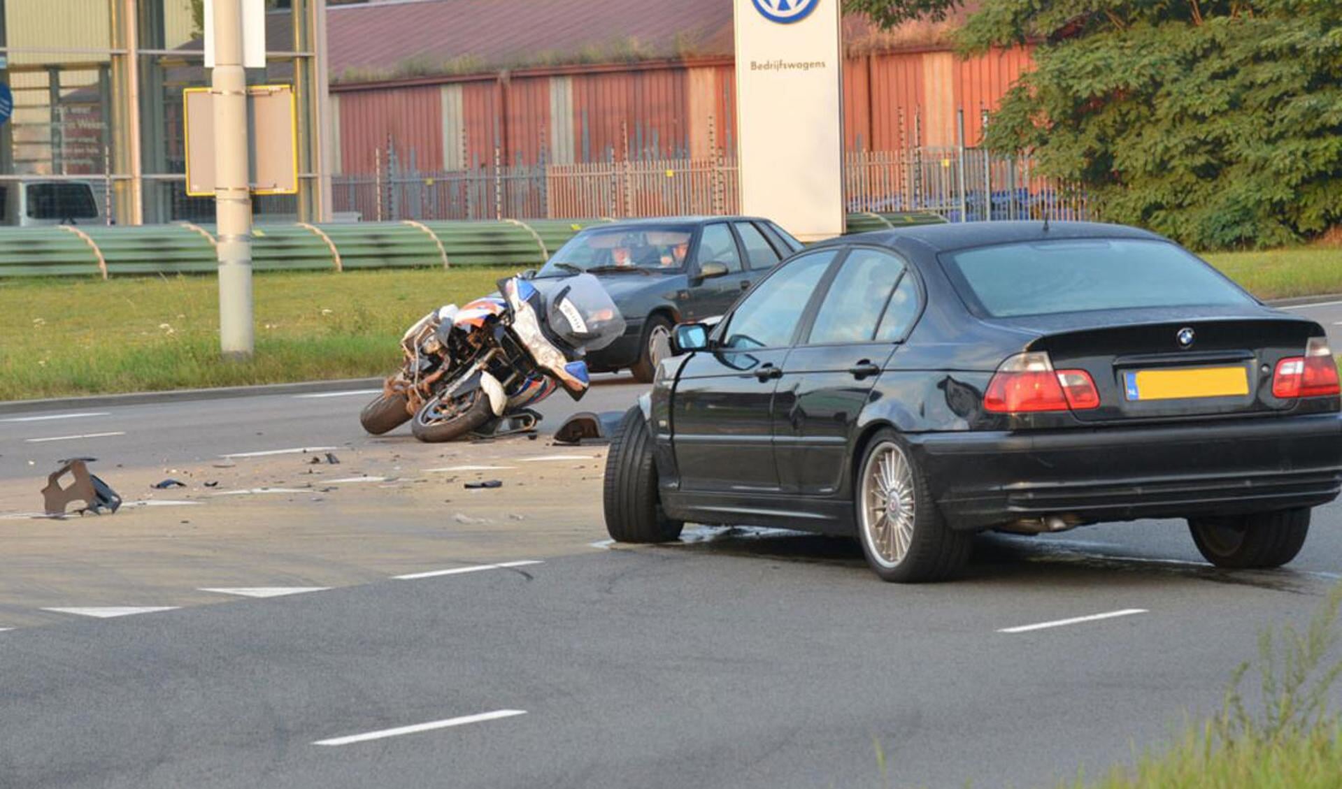 Ongeval tussen een motoragent en een auto op de Backer- en Ruebweg. foto Perry Roovers / SQ Vision