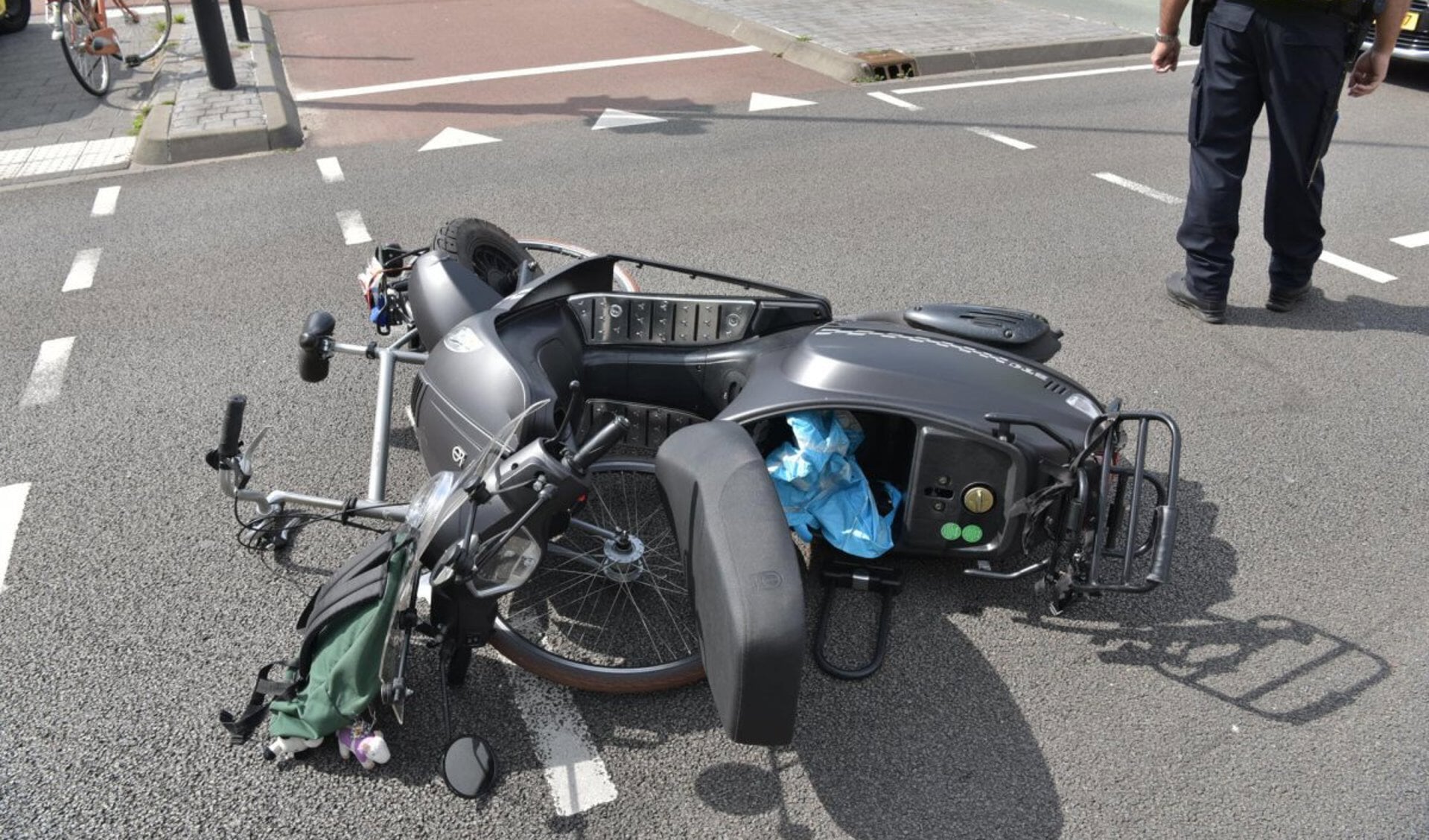 De bij het ongeval geraakte scooter en fiets.