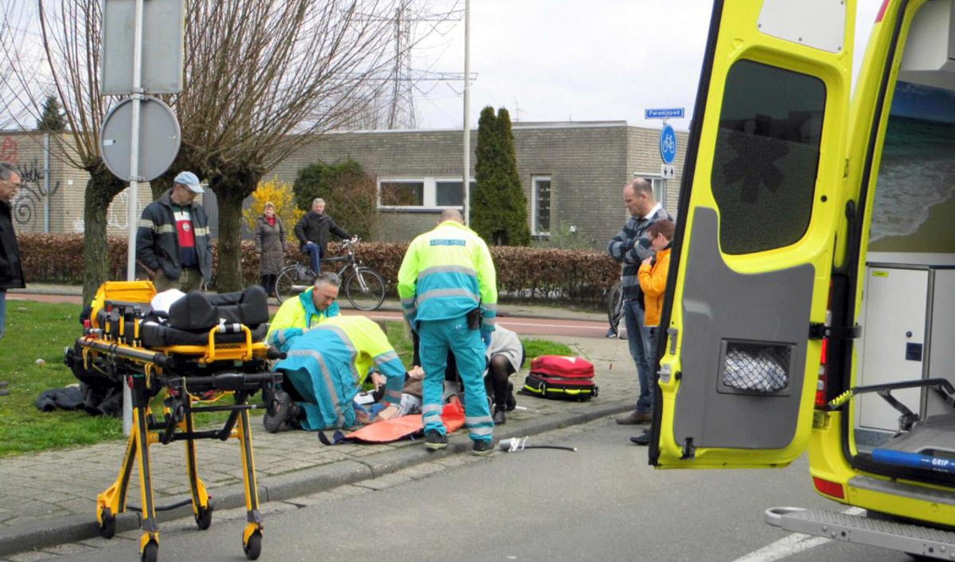 Bij een scooterongeval op de Paradijslaan zijn maandag 6 april twee personen gewond geraakt.
