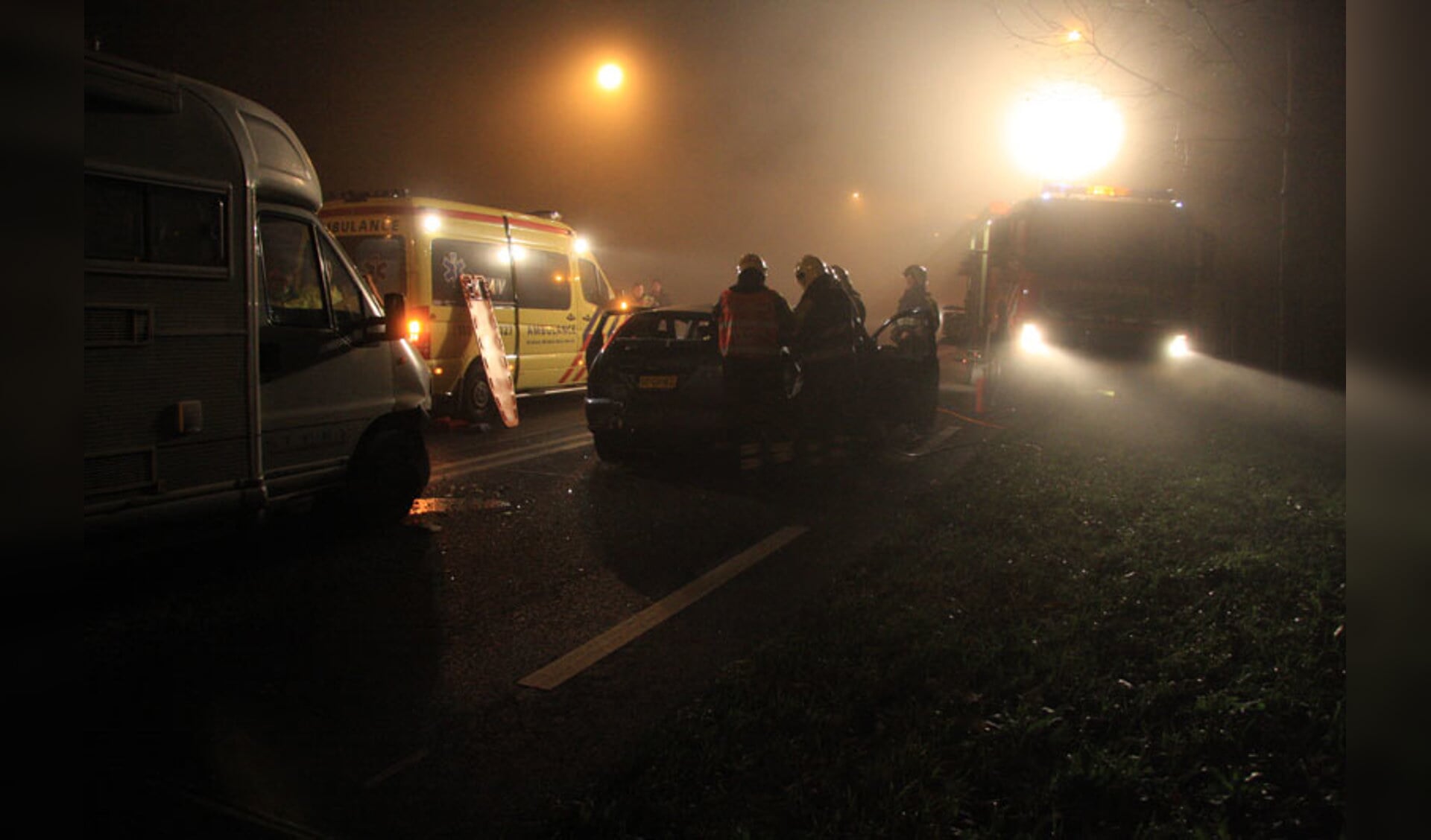 Een botsing tussen een auto en camper stremde de weg naar Breda van Terheijden. foto Erik Eggens