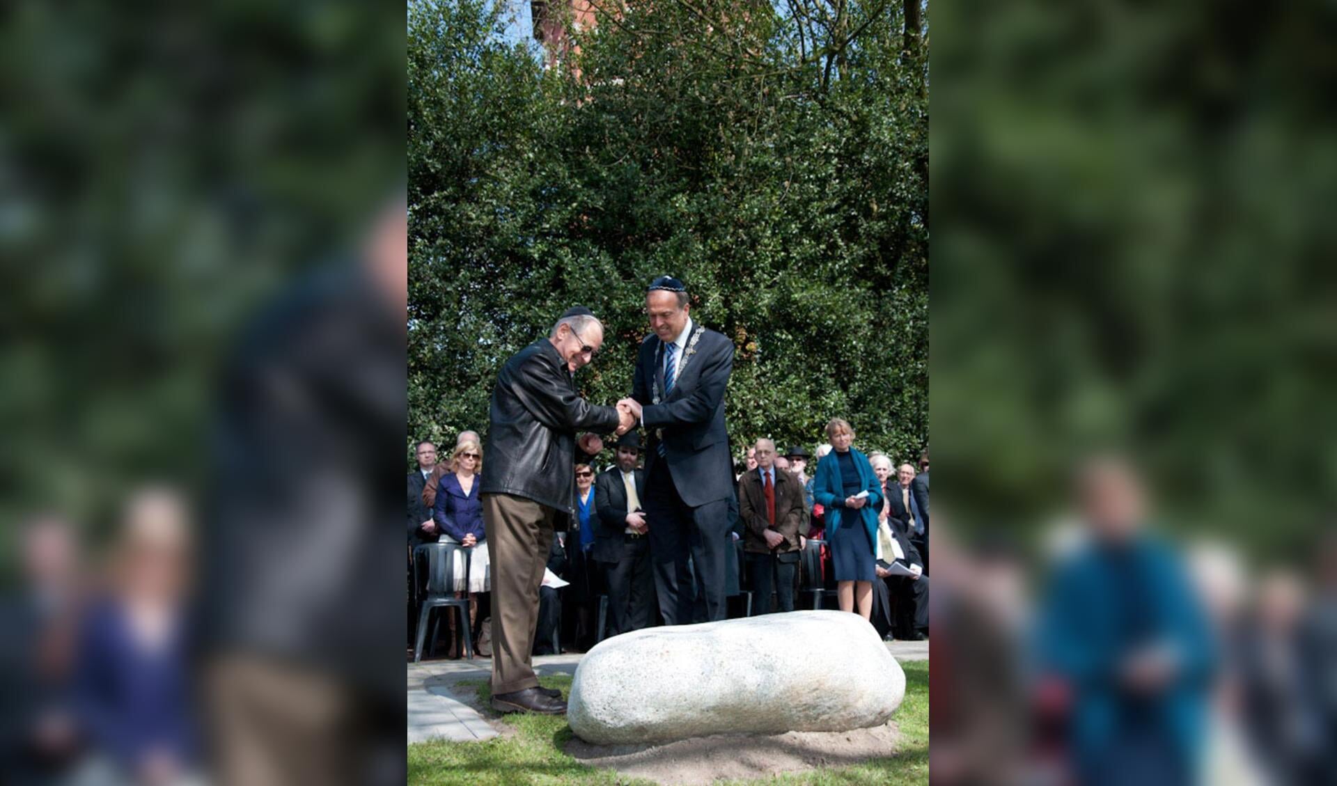 Het monument voor Joodse Bredanaars die in de Tweede Wereldoorlog zijn omgekomen is donderdagmiddag onthuld. foto Thaddeuz