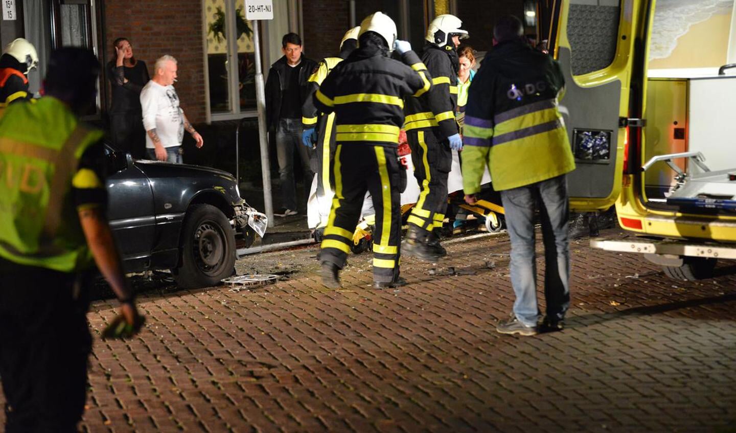 Bij een ontploffing in een auto aan het Thorbeckeplein is een persoon gewond geraakt.