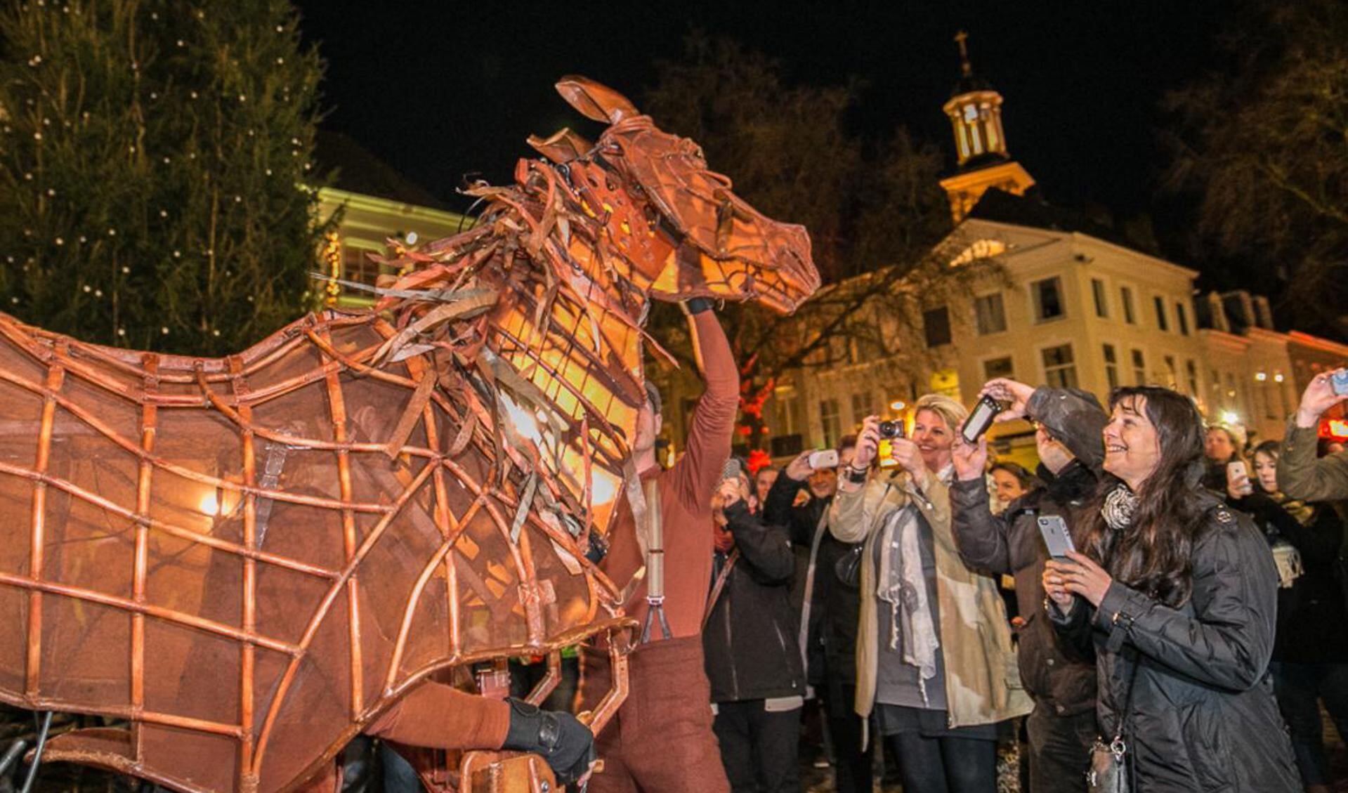De cast van Warhorse hielp loco-burgemeester Bergkamp met het aansteken van de lichtjes van de kerstboom op de Grote Markt.