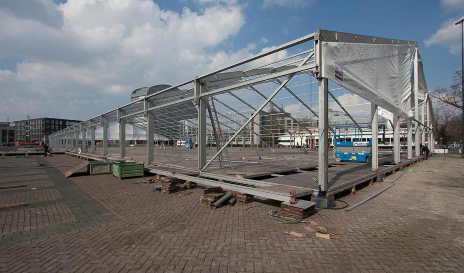 De tentenbouwers van Art Breda zijn al flink in de weer op het Chasséveld.