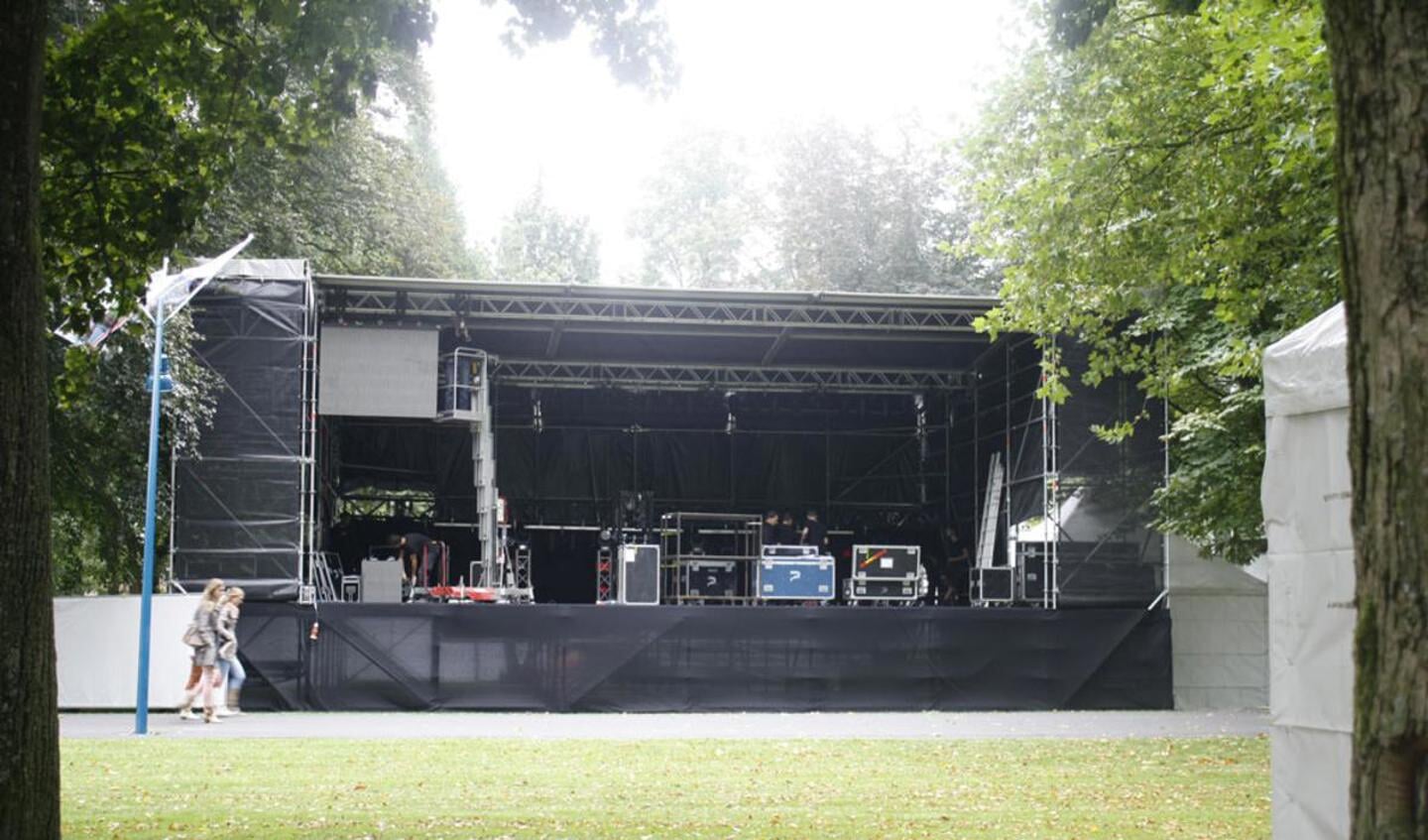 Breda Barst wordt opgebouwd in Park Valkenberg. Het festival vindt plaats op 15 en 16 september. foto Marcus Carlitz