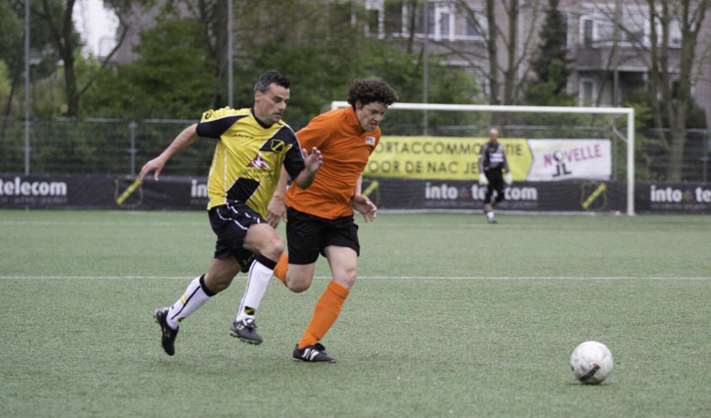 Oud-NAC speelde donderdag een wedstrijd tegen Graaf Engelbrecht. De opbrengst ging naar Join4Energy. foto Vinnie de Laat