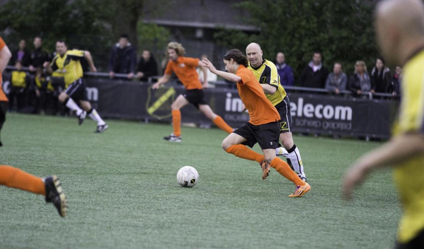 Oud-NAC speelde donderdag een wedstrijd tegen Graaf Engelbrecht. De opbrengst ging naar Join4Energy. foto Vinnie de Laat