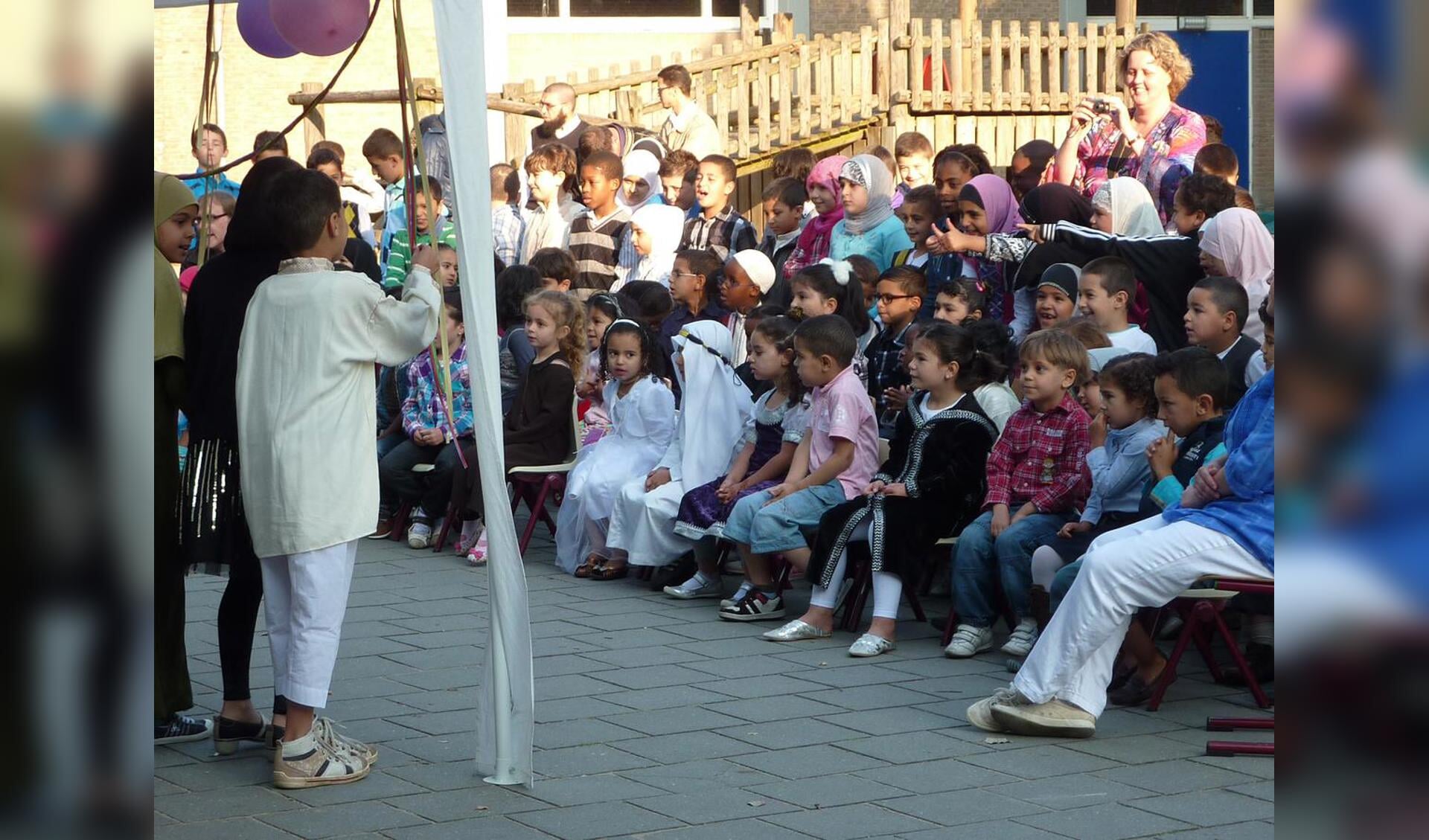 Suikerfeest islamitische basisschool Okba Ibnoe Nafi, foto Yvonne Vermeulen