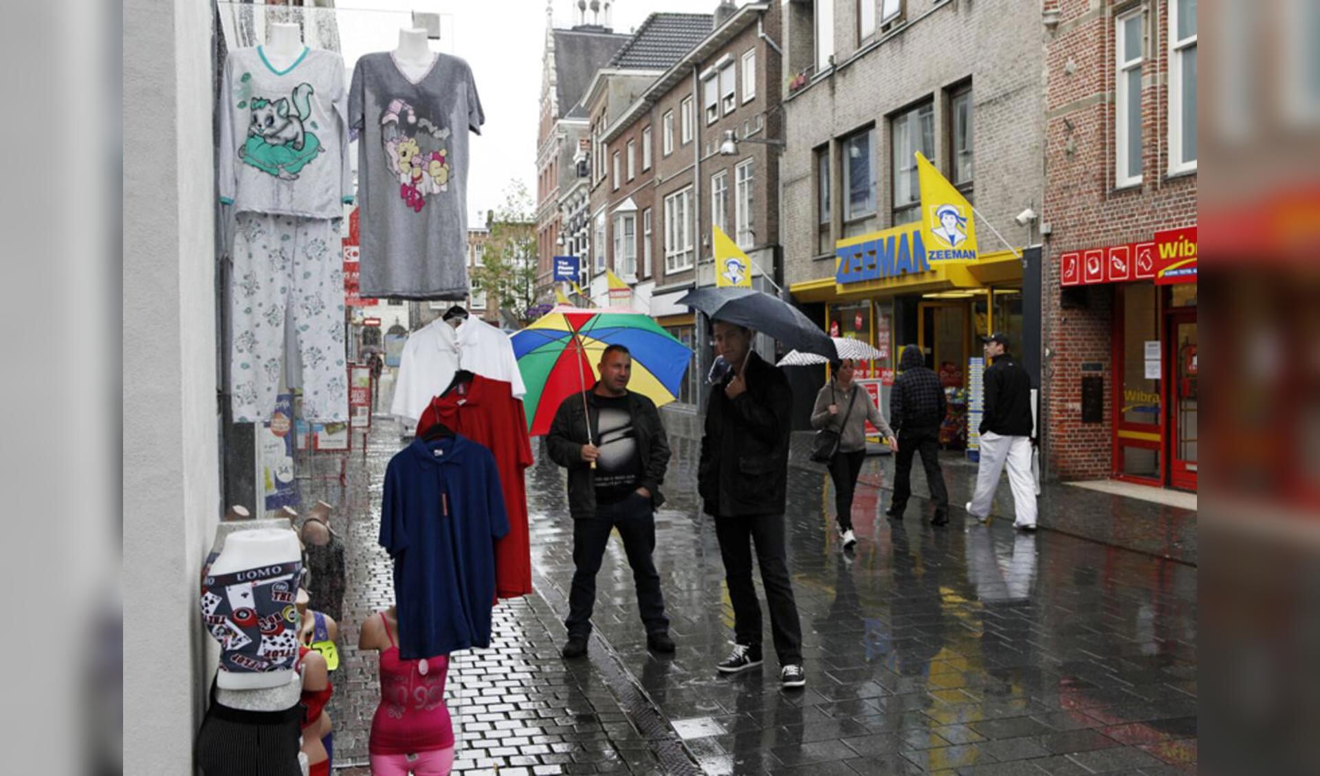 De regenjas en paraplu overheersen het straat beeld in de 'zomerse' maand juli. Foto Ilse Lukken