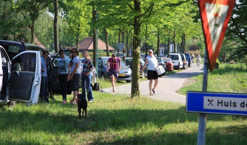 De wegen rond de Galderse Meren zijn afgesloten door de enorme toeloop van recreanten. foto Erik Eggens