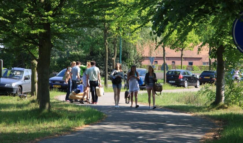 De wegen rond de Galderse Meren zijn afgesloten door de enorme toeloop van recreanten. foto Erik Eggens