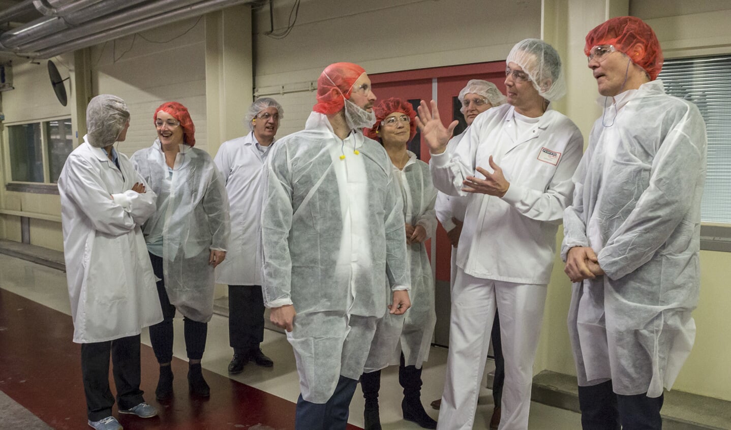 Burgemeester Depla en wethouder Adank tijdens een bedrijfsbezoek aan Perfetti Van Melle.