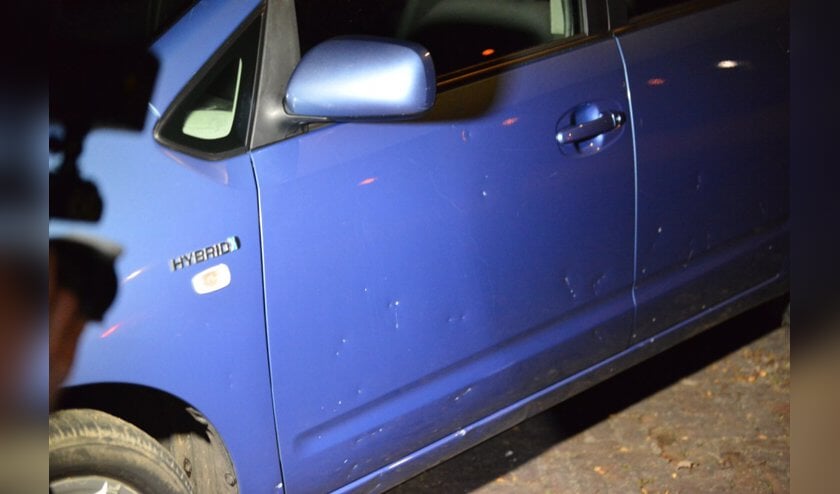 Beschadigde auto vuurwerk Blauwe Kei.  