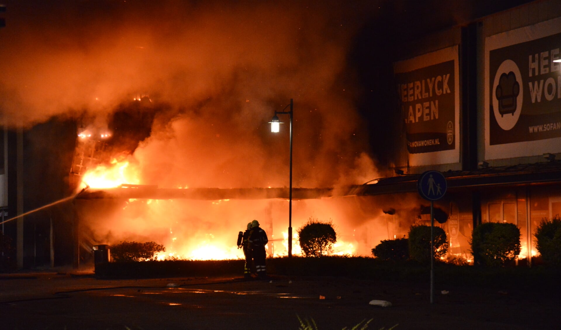  De brand woedde in het blok met Sofa Nova, Heerlyck Wonen, Heerlyck Slapen, Bankstel XL en Lampidee.