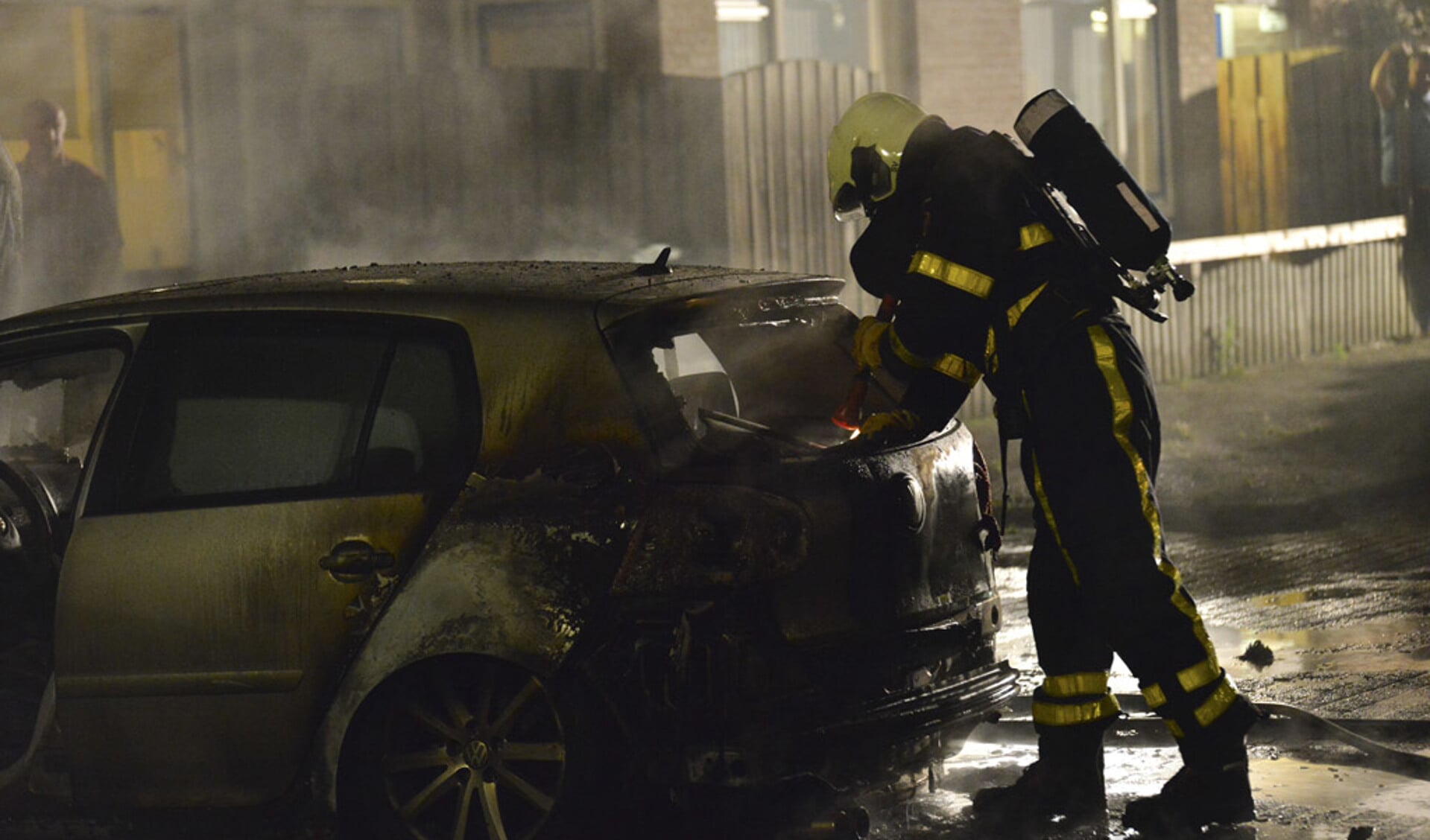 Een VW Golf aan de Olmenbroek is volledig uitgebrand.