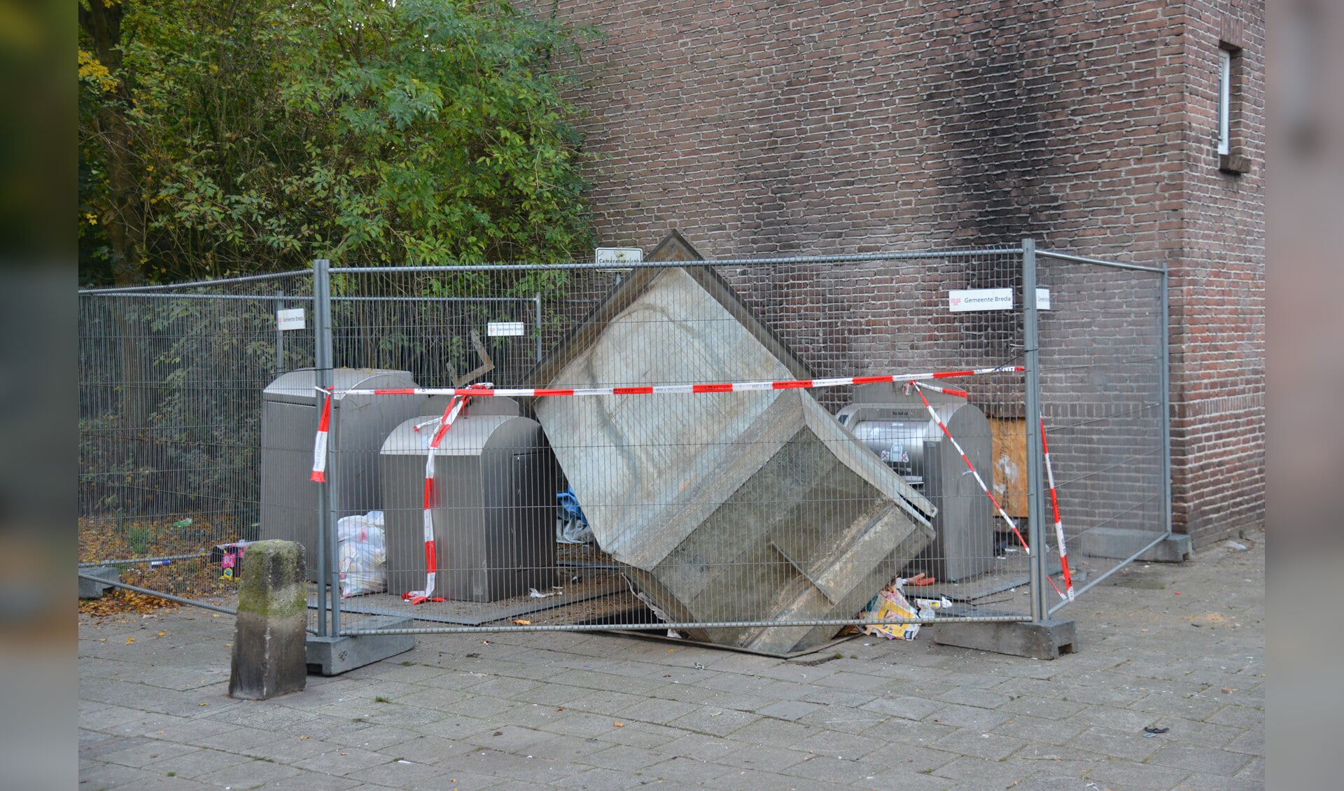 Een ondergrondse vuilcontainer aan de Hudsonstraat is in de nacht van zaterdag op zondag opgeblazen.