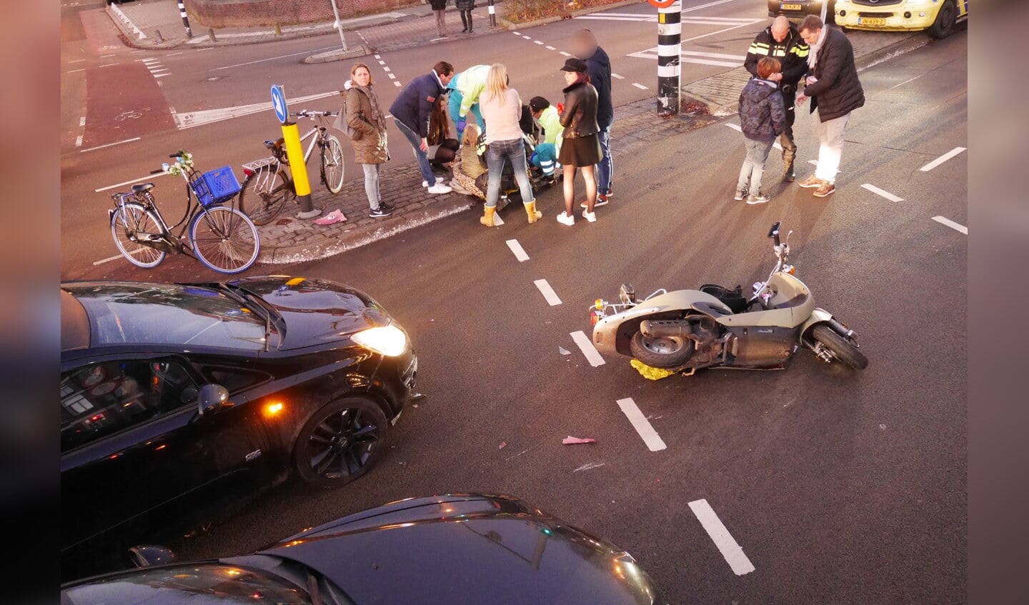 Een scooterrijdster raakte donderdagavond gewond bij een aanrijding op de Graaf Engelbertlaan.