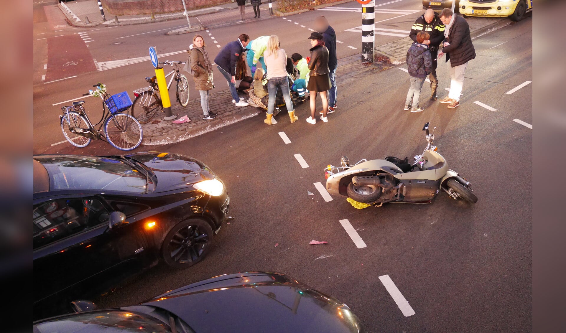 Een scooterrijdster raakte donderdagavond gewond bij een aanrijding op de Graaf Engelbertlaan.