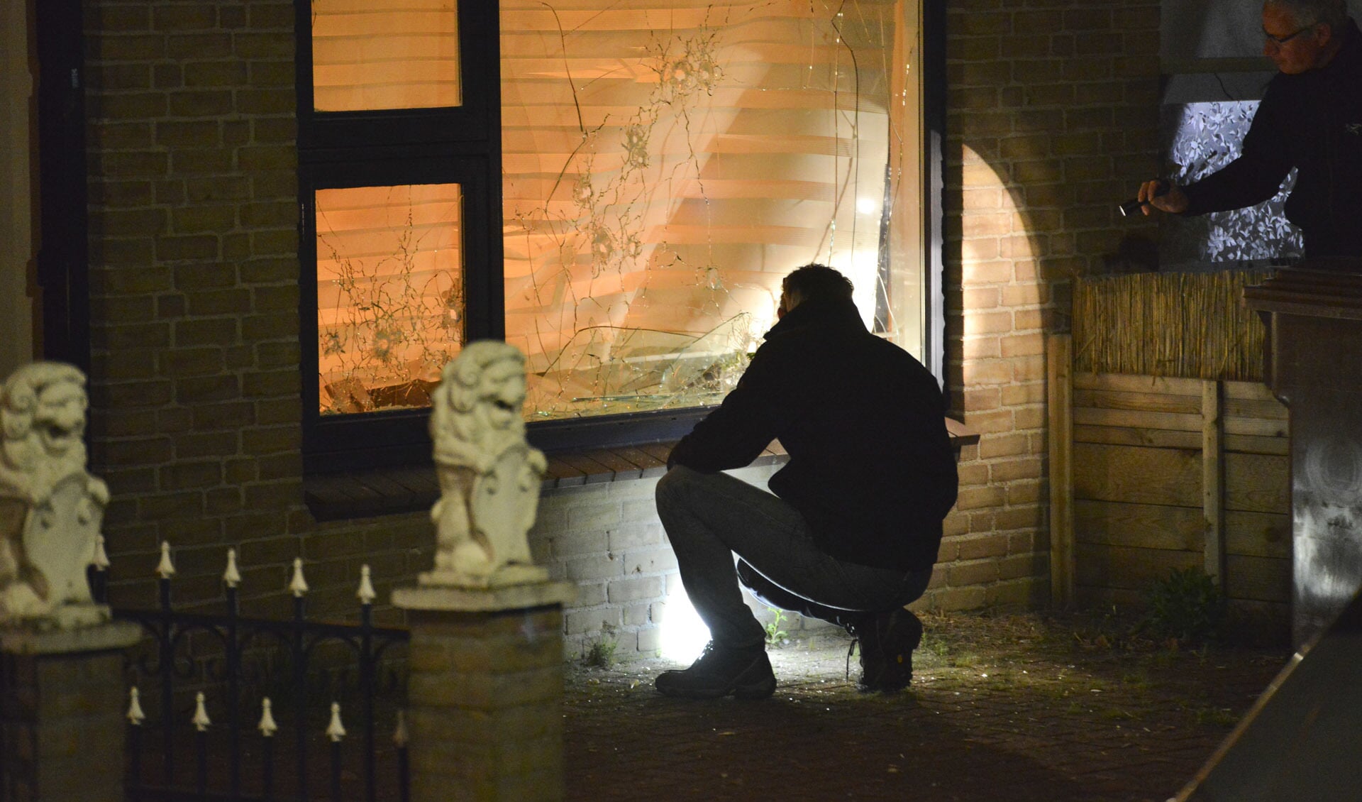 Met een explosief is maandagmorgen rond 3.30 uur veel schade aangericht bij een woning aan de Elzenbroek.