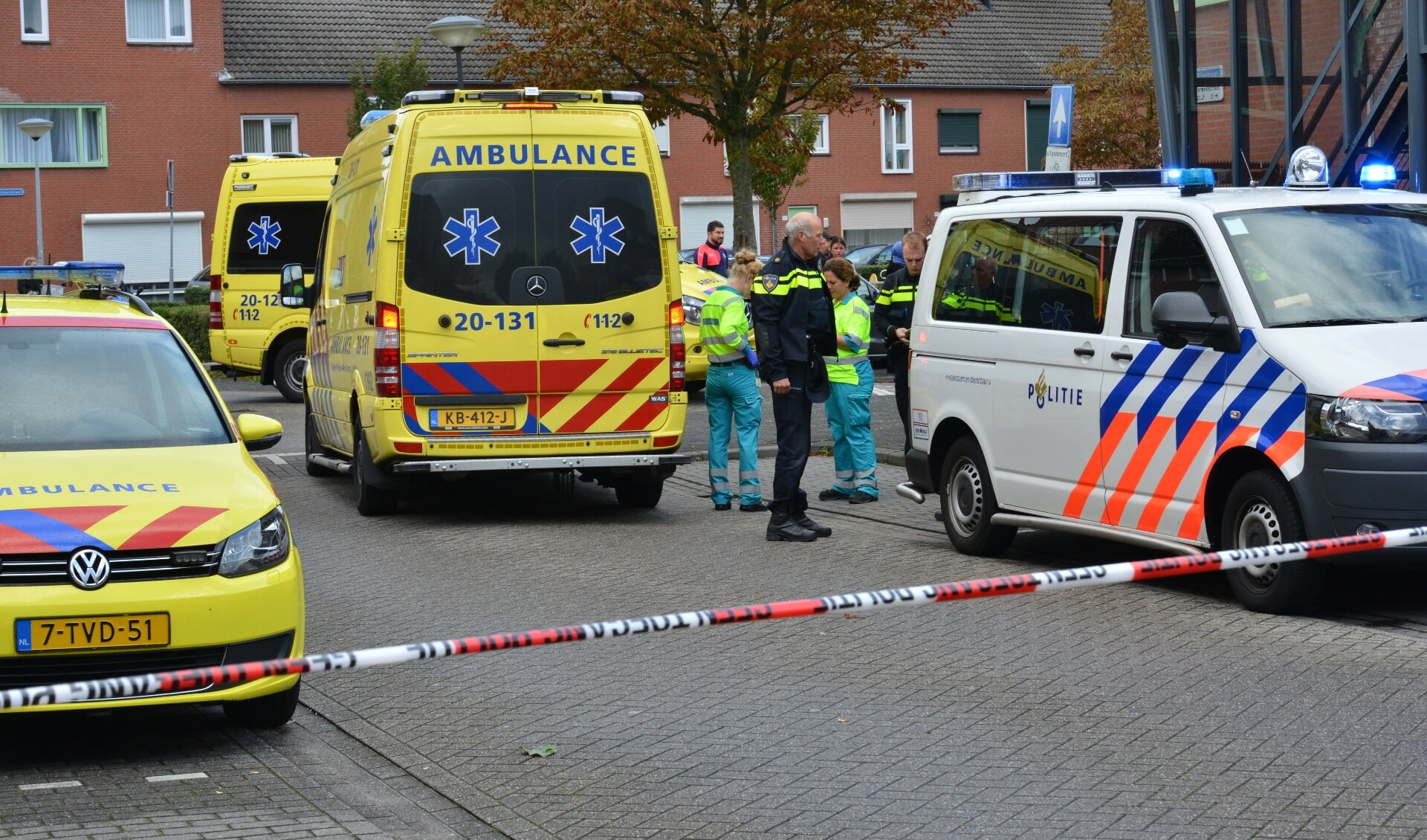 Hulpdiensten in de Merwedestraat na een steekincident op straat. Een vrouw raakte zwaargewond.