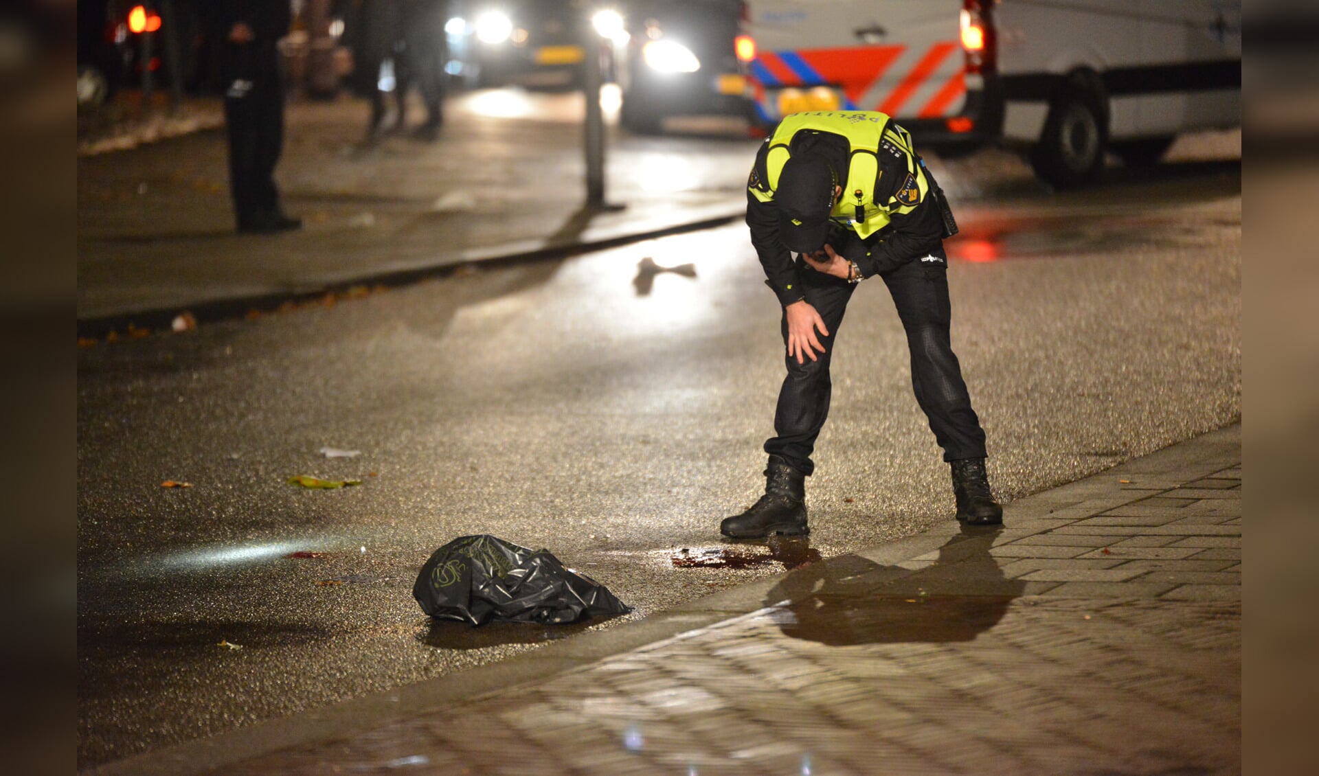 Een man is zwaargewond achtergelaten op de Nieuwe Prinsenkade nadat hij was aangereden.