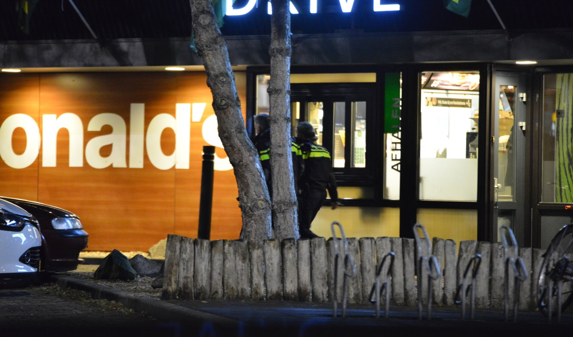 Een man met een vuurwapen heeft de McDonald's aan de Veldsteen overvallen op zondag 12 november.