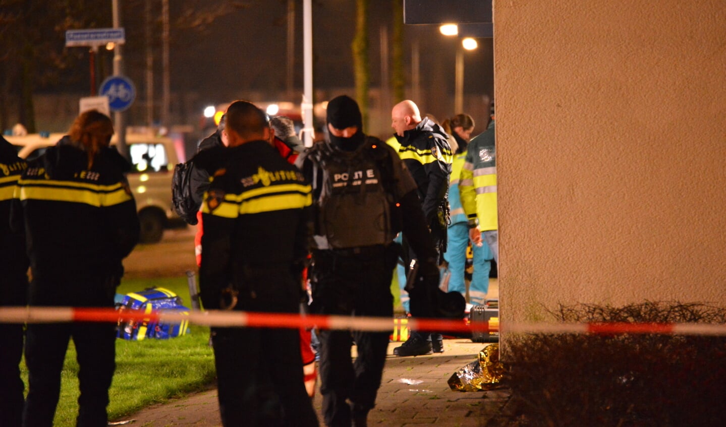 Een arrestatieteam is dinsdagmorgen 9 januari een flat aan de Roeselarestraat binnengevallen. Twee verdachten probeerden te vluchten, ze raakten daarbij gewond. 