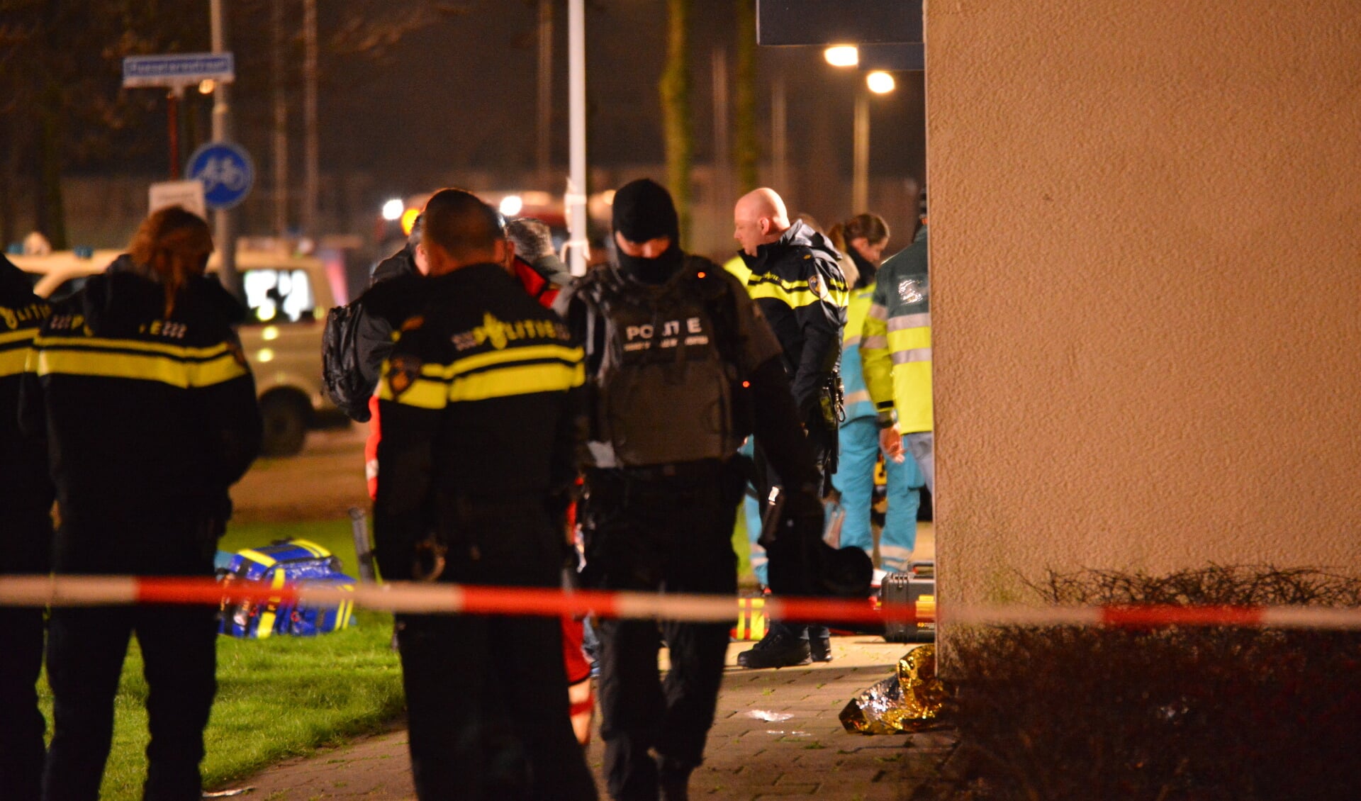 Een arrestatieteam is dinsdagmorgen 9 januari een flat aan de Roeselarestraat binnengevallen. Twee verdachten probeerden te vluchten, ze raakten daarbij gewond.