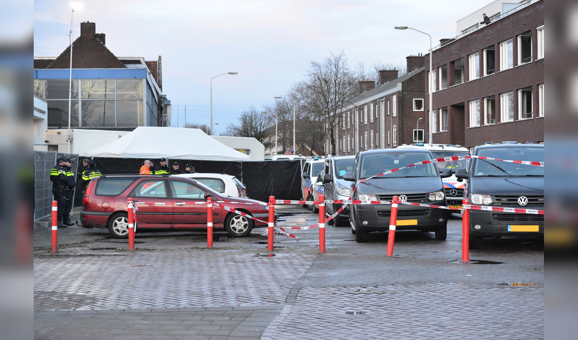 Inval bij een pand op de hoek van de Industriekade en de Minister Kanstraat. De politie vermoedt ondermijnende criminaliteit.