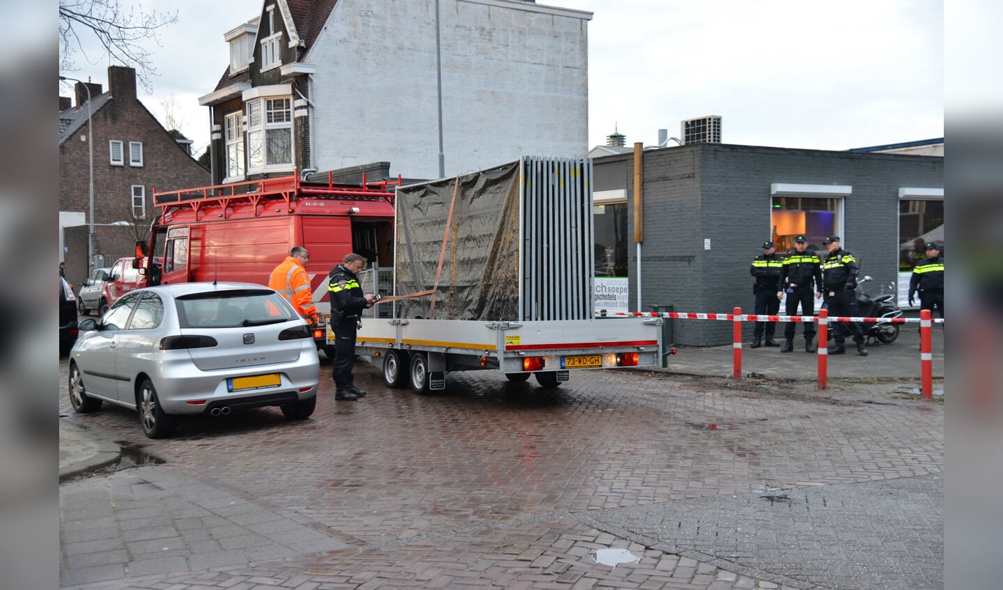Inval bij een pand op de hoek van de Industriekade en de Minister Kanstraat. De politie vermoedt ondermijnende criminaliteit.